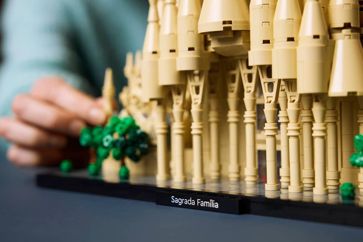 La Sagrada Familia inspiró el set más ambicioso de LEGO hasta la fecha, con más de 12.000 piezas y un alto nivel de detalle arquitectónico.