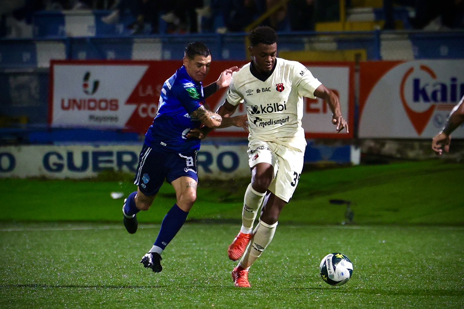 Rashir Parkins no se quedó con las ganas de celebrar un gol en el partido entre Pérez Zeledón y Liga Deportiva Alajuelense.