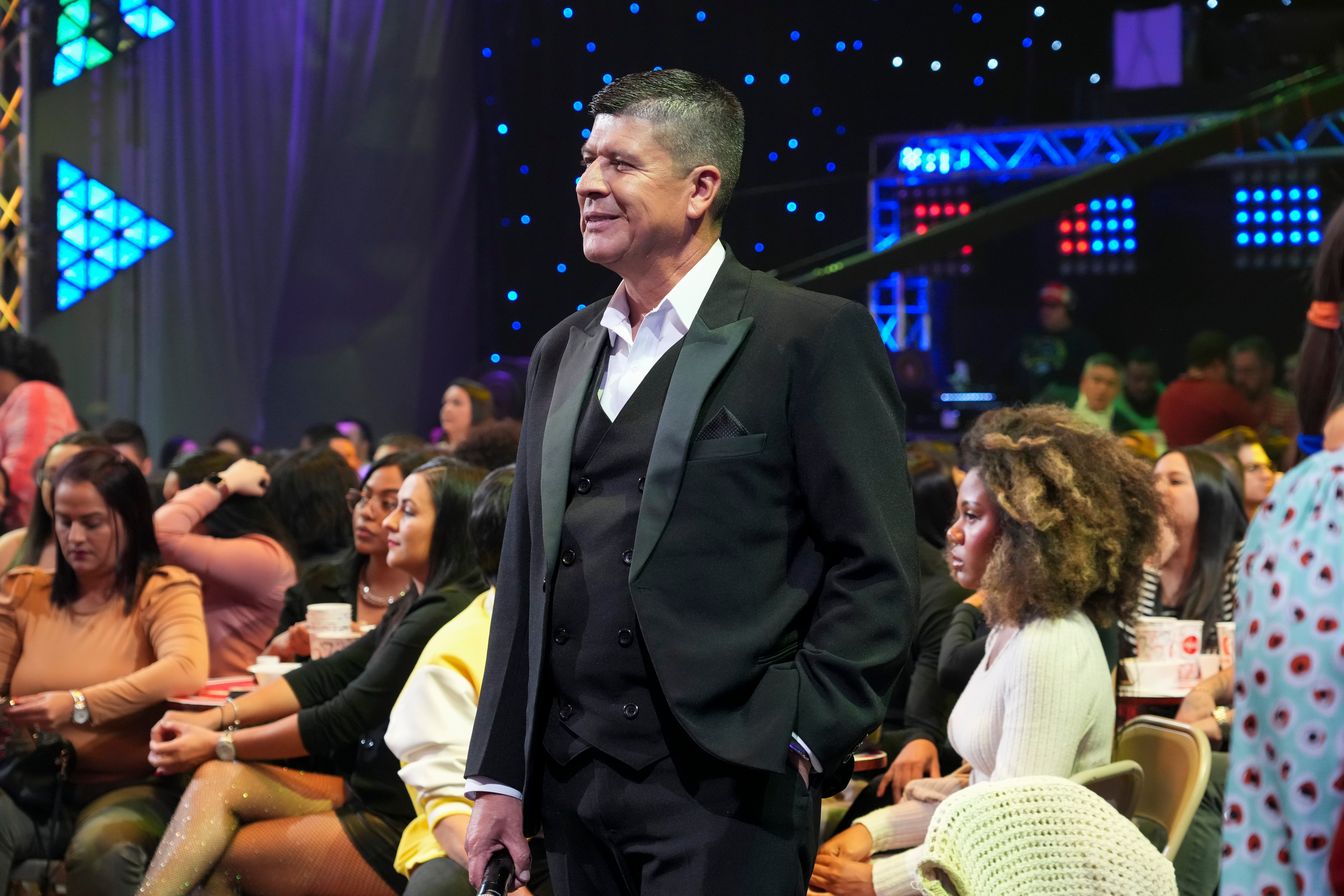 Imágenes del público, presentadores y detrás de cámaras del primer programa de El Chinamo de Teletica en su edición 2024.