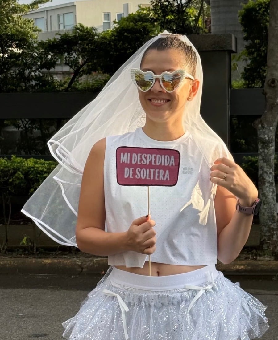 Melissa Alvarado salió a la calle con un atuendo especial, en su despedida de soltera.