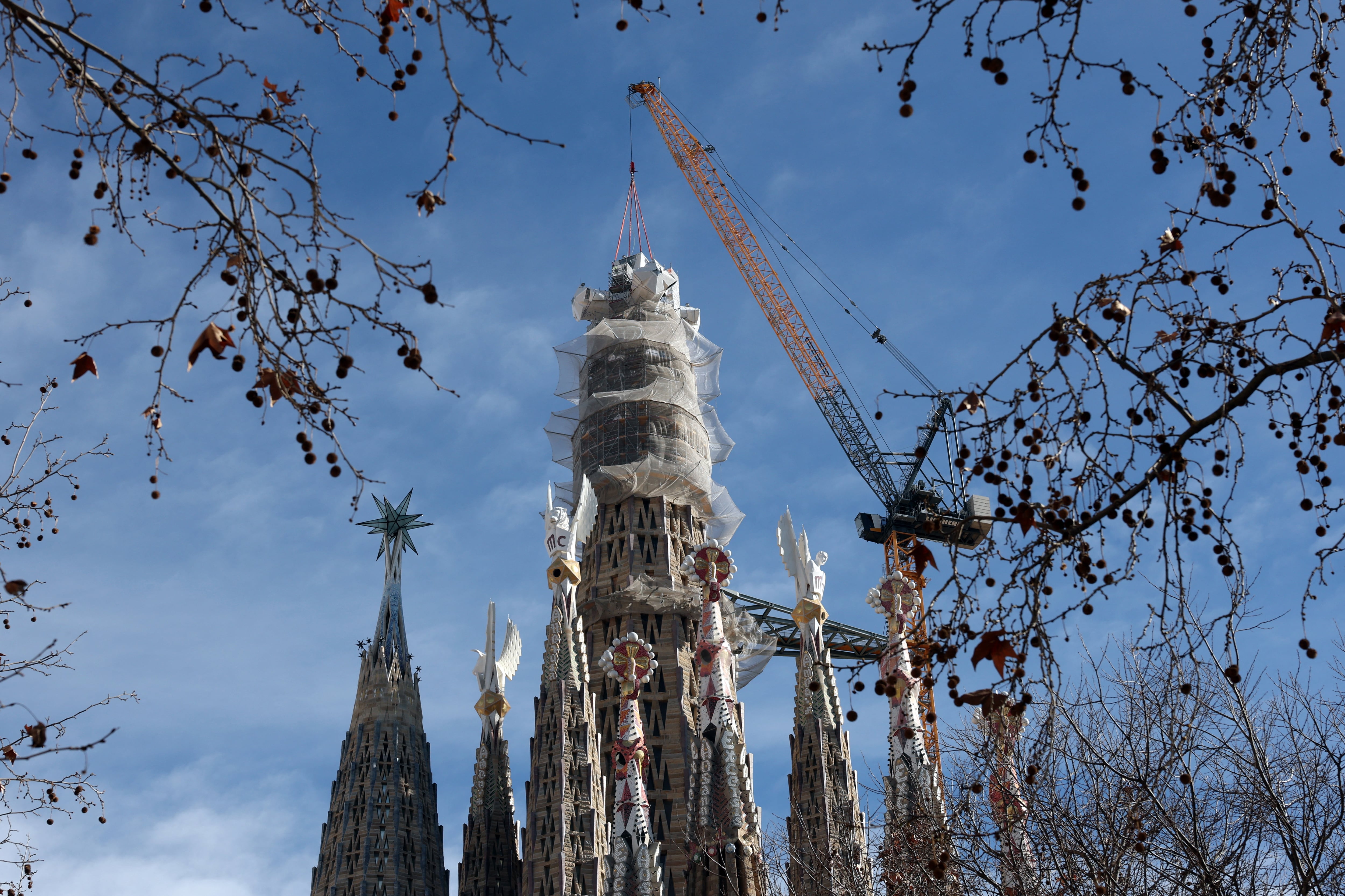 La basílica de la Sagrada Familia alcanzó hoy su punto álgido tras completar la cruz de su torre central, que corona la iglesia más alta del mundo con 172,5 metros y supone un gran paso en la construcción del templo concebido por Antoni Gaudí hace más de 140 años.