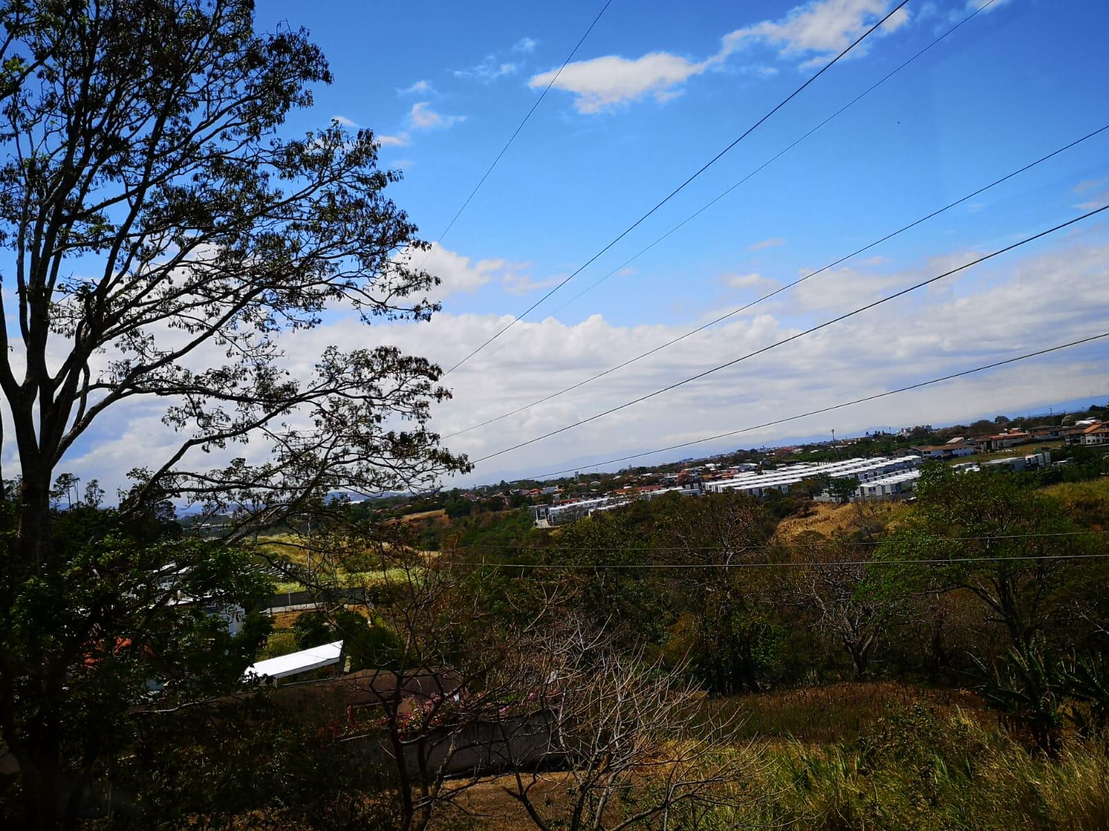 Cielo parcialmente nublado y viento débil prevalecían este mediodía en Santo Domingo de Heredia, Foto: Cortesía Melissa Solano.