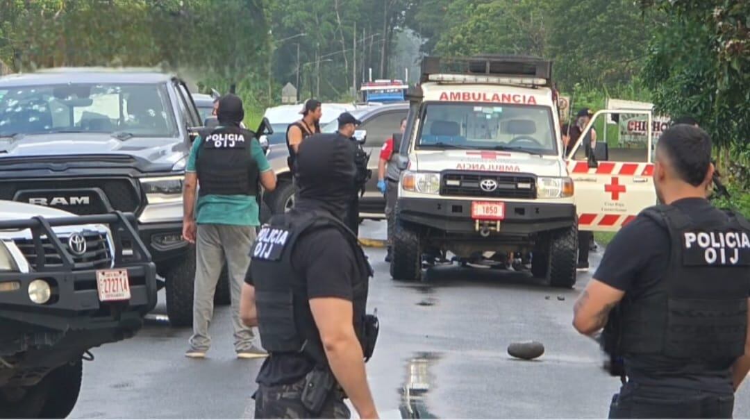 Oficiales del OIJ en el sector de Palenque El Sol, dos kilómetros antes de Guatuso, sobre ruta 4. Fotografía: