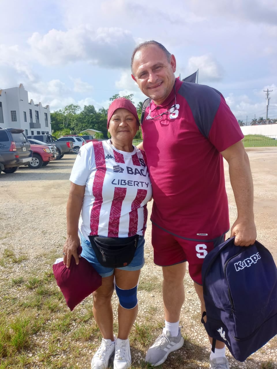 Doña Leo, como conocen a Leonor Pérez, es una incondicional de la barra. Cuenta que no se pierde un partido en el estadio ni aunque esté enferma.