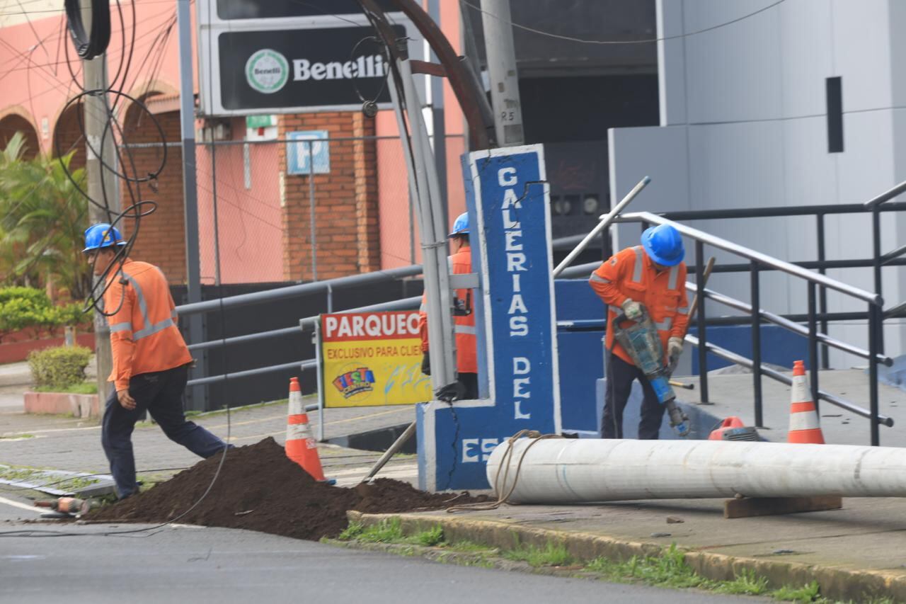 Paso cerrado en Curridabat: tráiler arrastró cables y derribó ocho postes de Plaza del Sol a Colegio de Ingenieros y Arquitectos