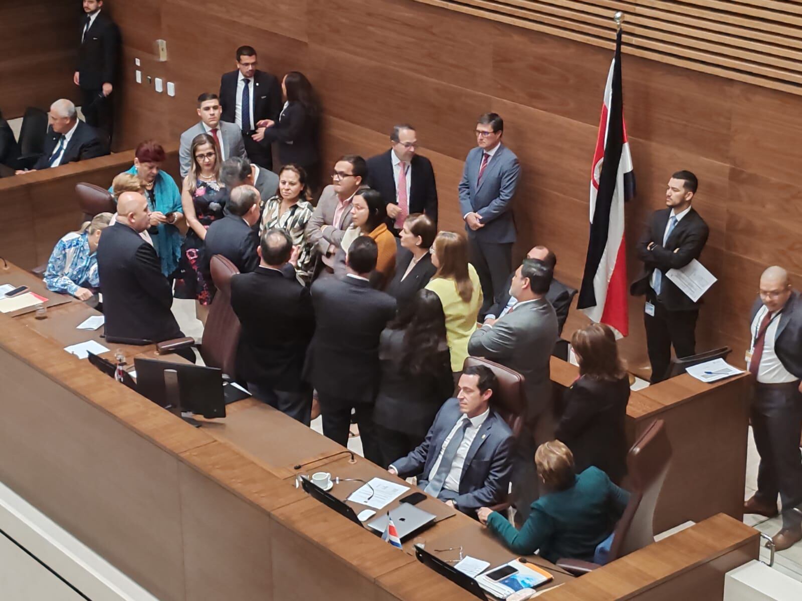 El presidente legislativo, Rodrigo Arias, convocó a las jefaturas de fracción a discutir las denuncias sobre la supuesta presencia de oficiales de la UEI sin previa autorización del Congreso. Foto: Aarón Sequeira