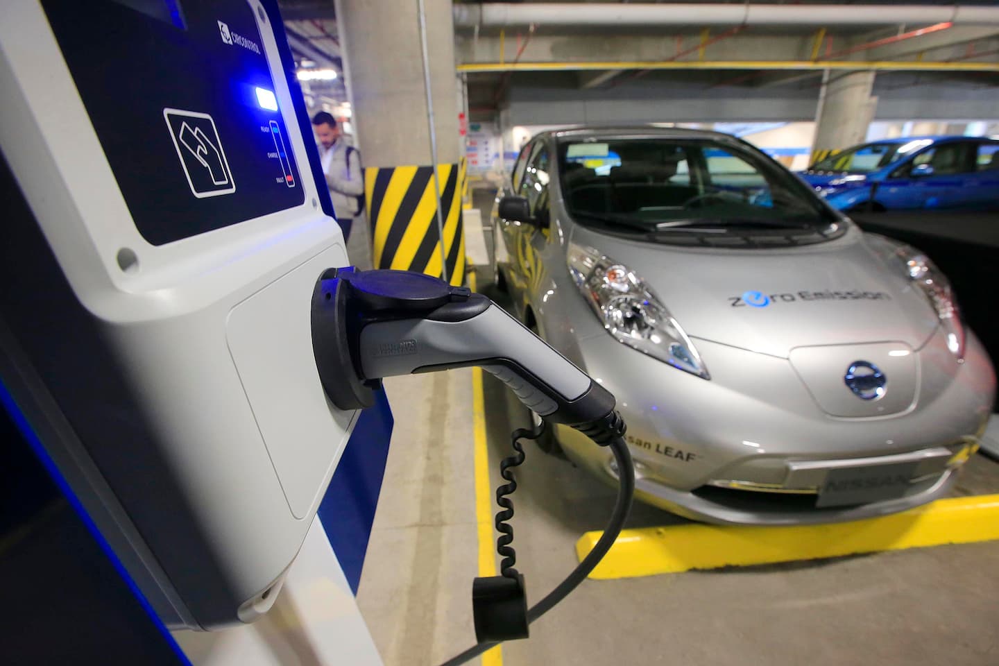 24/11/2017 Cartago. Unos veinte carros eléctricos de marcas como Nissan, Mitsubishi, Hyundai, BMW y Tesla, entre otros, subieron en caravana desde Paseo Metrópoli, en Cartago, hasta el Volcán Irazú para desmentir el mito de que estos vehículos no son buenos subiendo. Antes quedó inaugurada la electrolinera, o estación de carga, en el centro comercial. Durante toda la actividad, incluso el recorrido hasta el coloso, participaron los diputados del PAC Marcela Guerrero y Franklin Corella. Foto: Rafael Pacheco
