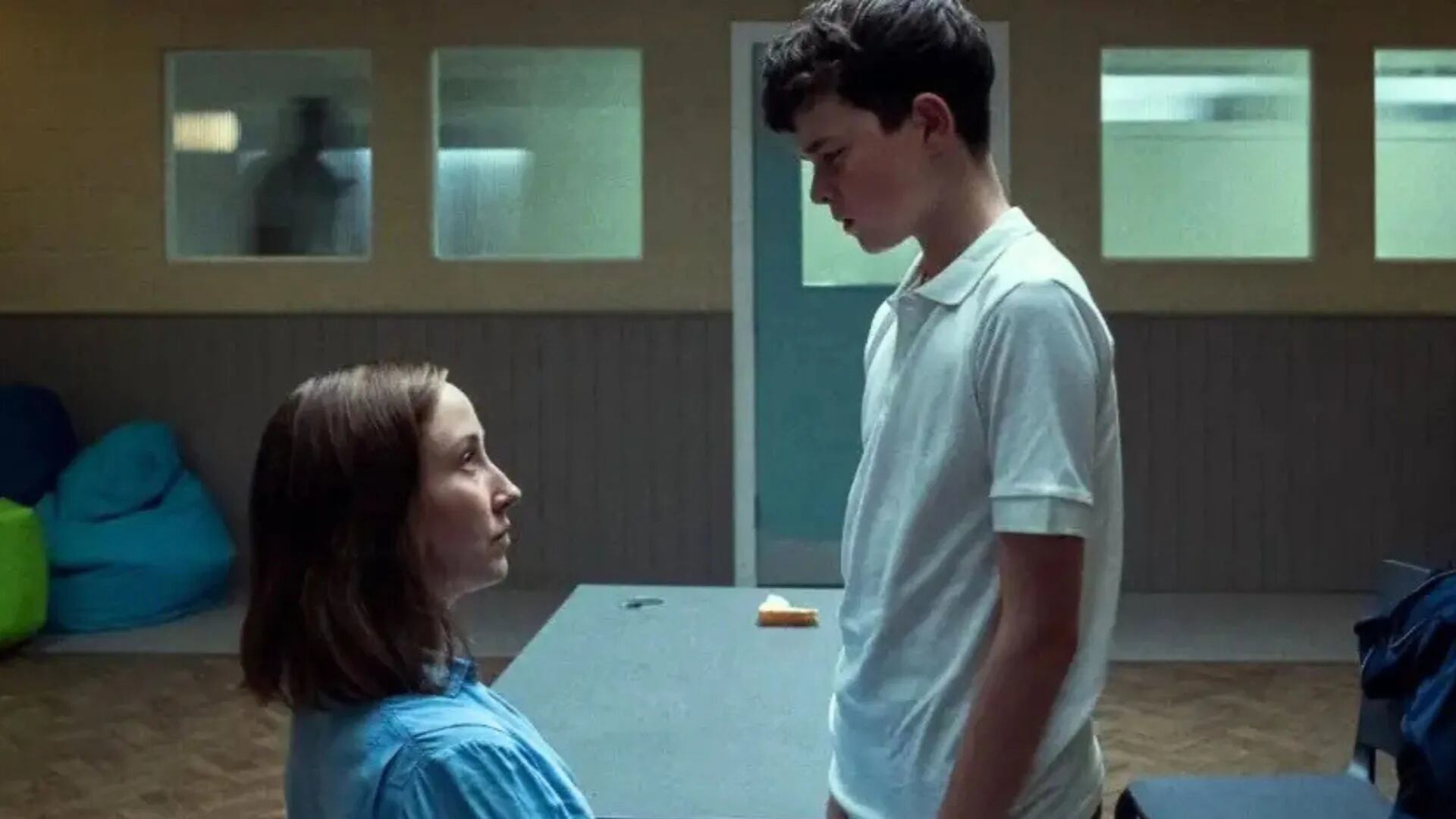 Jamie, el joven acusado de asesinato, guarda silencio mientras encara a su terapeuta, reflejando la tensión que marca el segundo episodio de la serie Adolescencia.