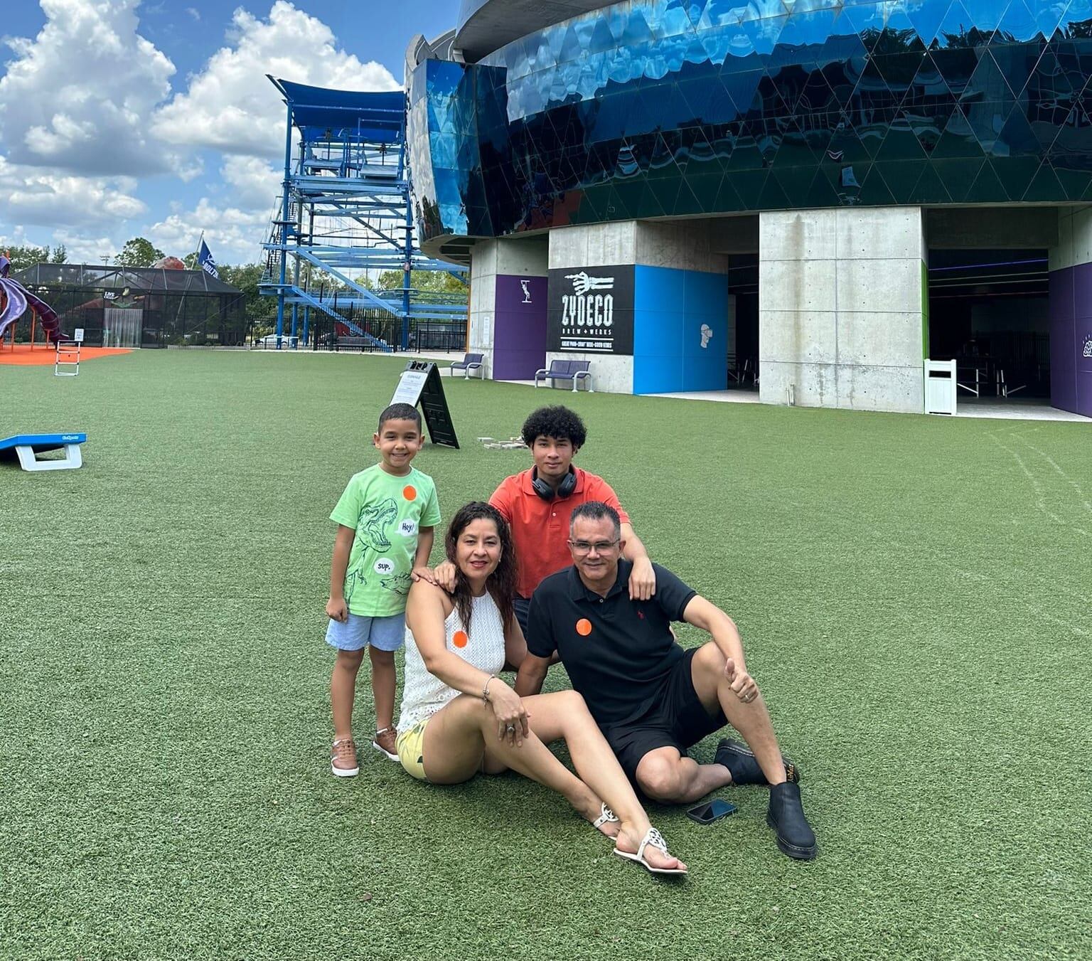 Javier Baltodona (camisa negra) es un alajuelense que vive en Tampa, Florida, desde hace dos años y medios con su familia. Toma las previsiones ante la emergencia del huracán Milton. Foto: Cortesía