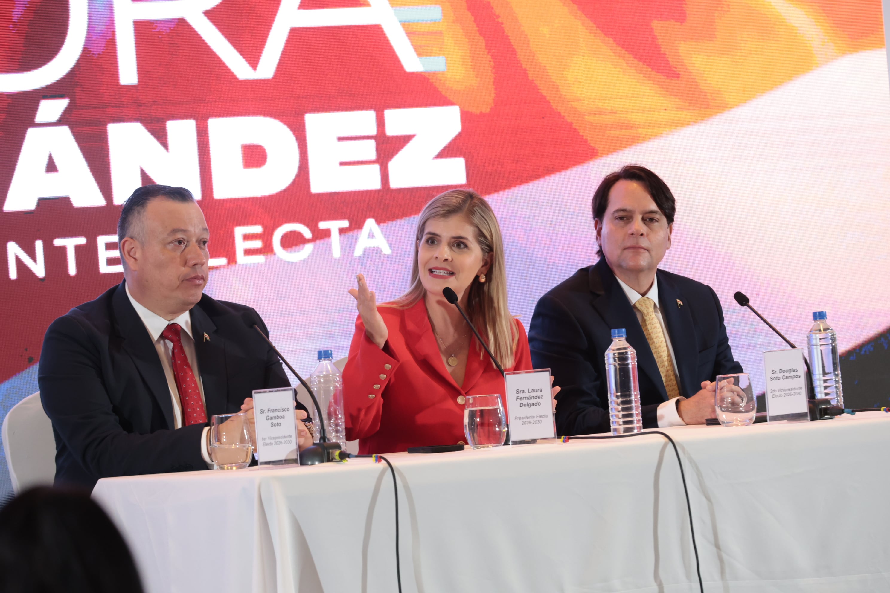 02/02/2026/ La presidente electa Laura Fernández brinda su primera conferencia de prensa junto a su esquivo de gobierno el vicepresidente electo Francisco Gamboa y el 2do vicepresidente electo Douglas Soto en el Holiday Inn AUROLA / Foto John Durán