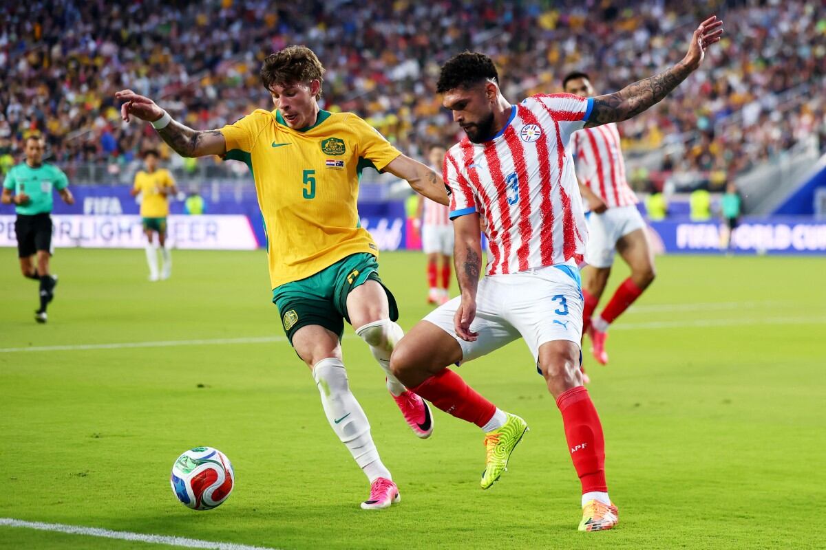 Jordan Bos disputa el balón con Omar Alderete en el partido entre Paraguay y Australia en el Mundial 2026.