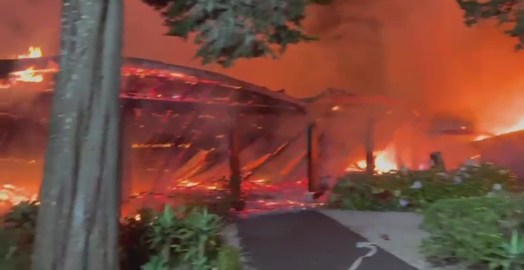 El incendió consumió el salón de eventos de una finca en Goicoechea.