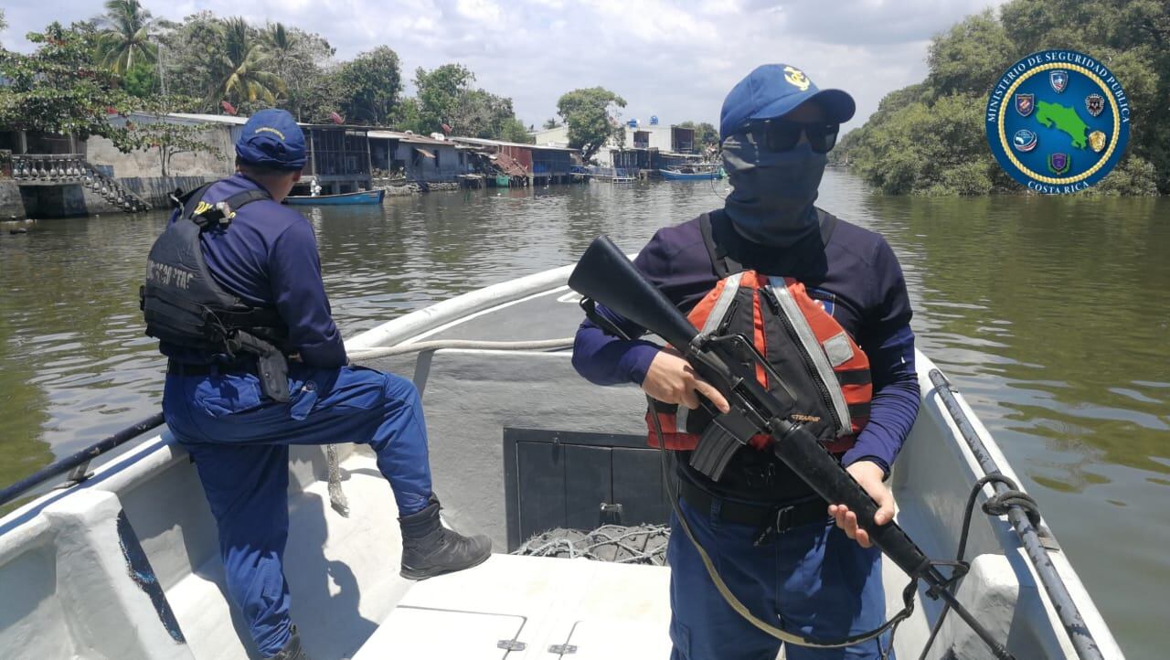 Dos embarcaciones de Guardacostas realilzan constantes recorridos por el estero de Puntarenas, uno de los sitios por donde ingresa la droga que abastece a los barrios más conflictivos. Foto: Cortesía MSP.