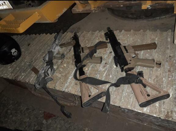 Estas son parte de las armas decomisadas en Piuta a cinco sujetos. La coordinación entre cuerpos policiales y el SINAC continua para determinar el posible uso ilegal del suelo. Foto: Cortesía MSP.