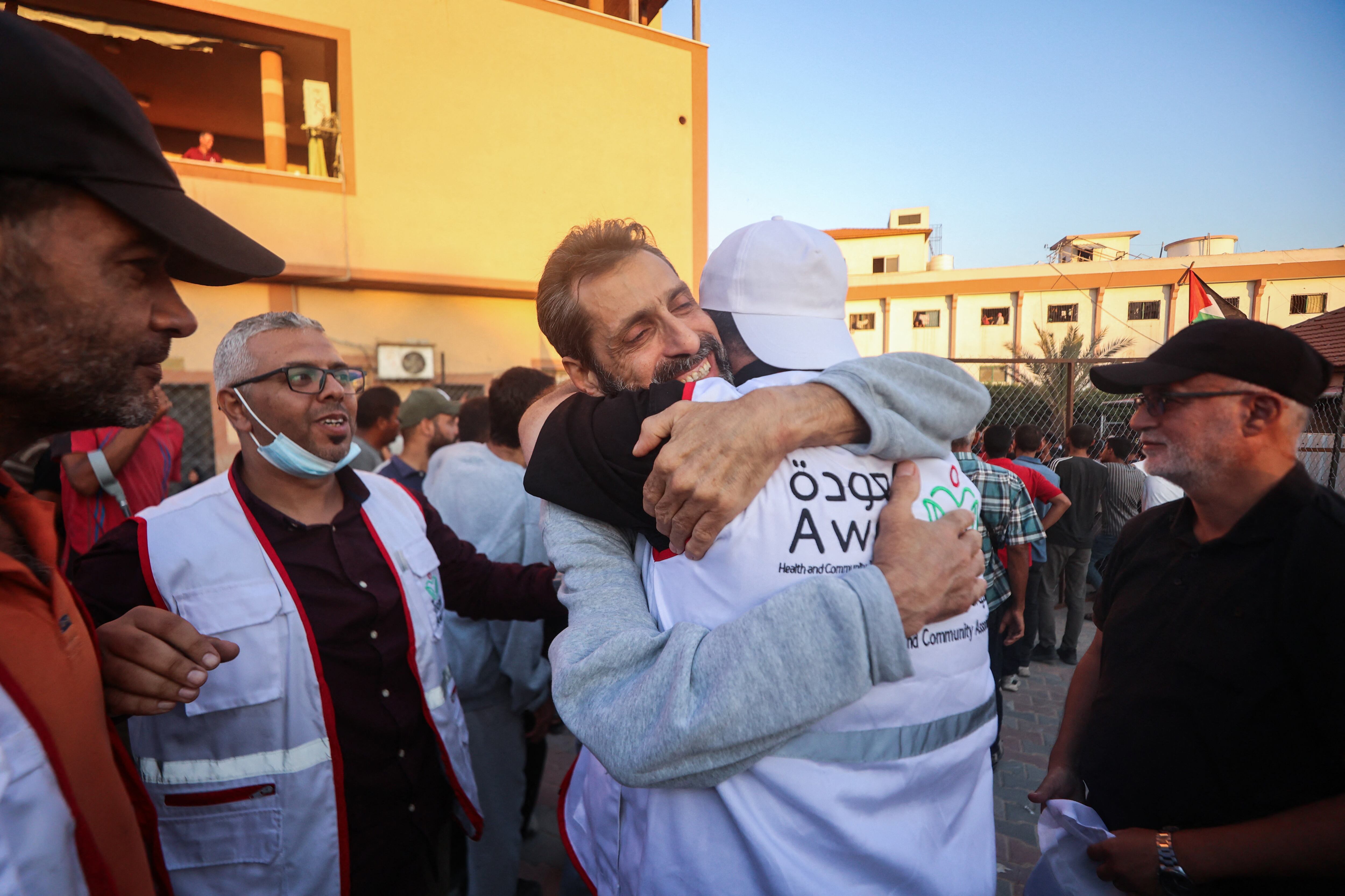 Personal hospitalario palestino y simpatizantes dan la bienvenida al Dr. Ahmad Mhanna, director del Hospital Al-Awda, en el norte de Gaza. Fue detenido por las fuerzas israelíes el 18 de diciembre de 2023, tras su liberación y llegada al hospital Nasser de Khan Yunis, en el sur de la Franja de Gaza, el 13 de octubre de 2025.