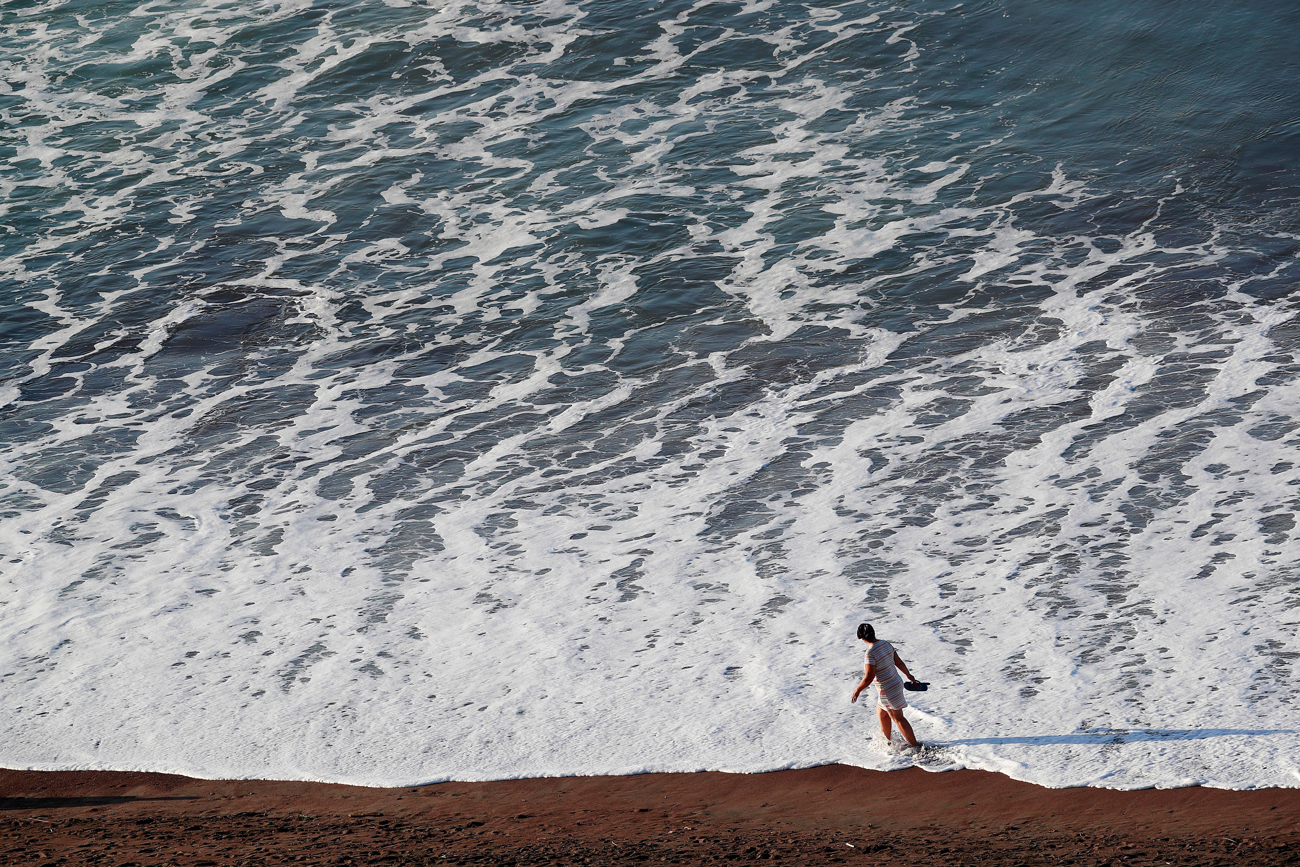 03/12/2023    Jacó. El sol matutino iluminó la playa, arena, mar y olas, este domingo en Jacó, una escena que será recurrente durante los próximos días con la llegada de la época seca. Foto: Rafael Pacheco Granados