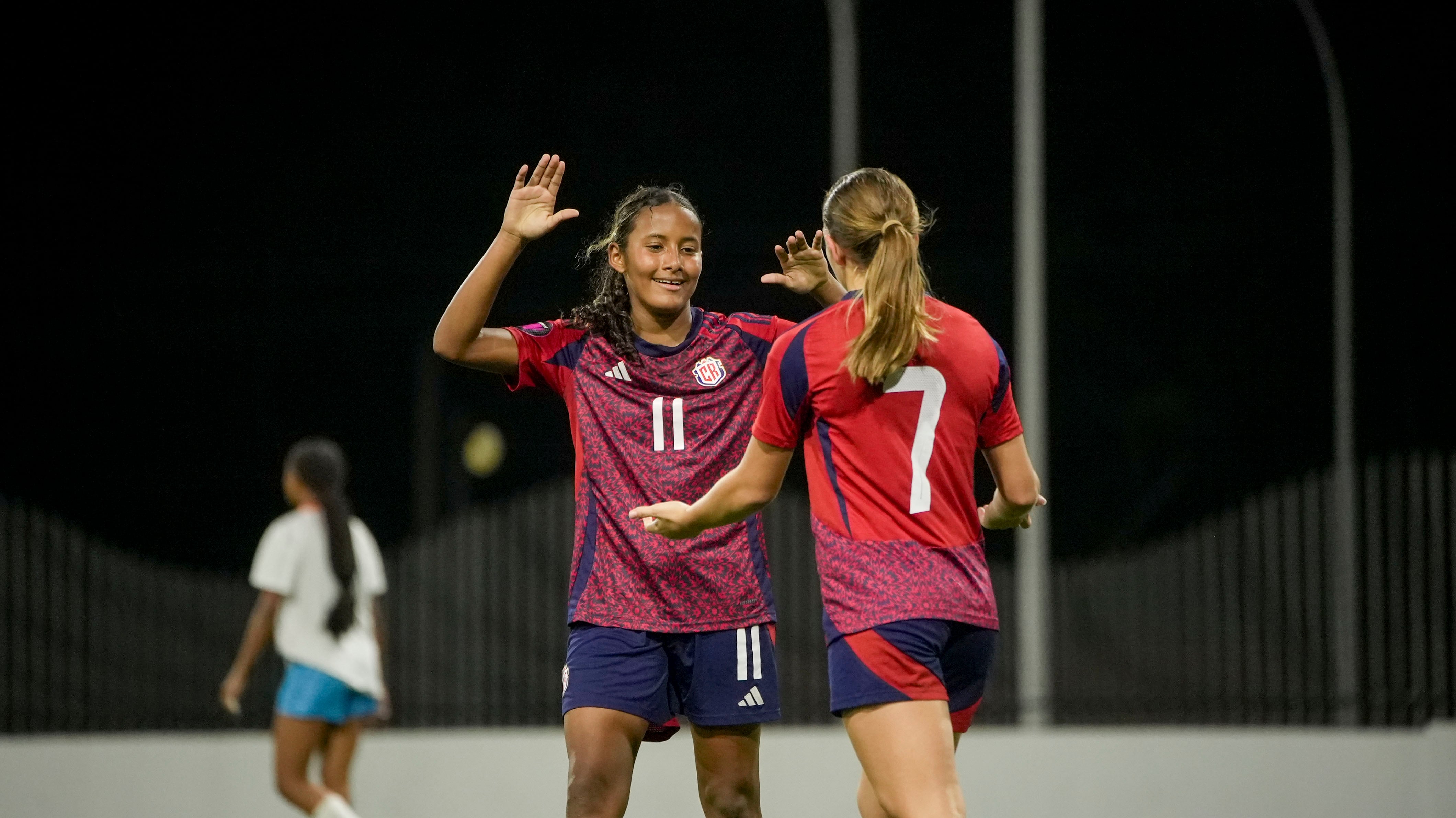 Nubia Medina (11) y Emma Azofeifa (7) celebran uno de los muchos goles de la Selección Femenina Sub-17, en ese torneo donde lograron el boleto al Premundial.