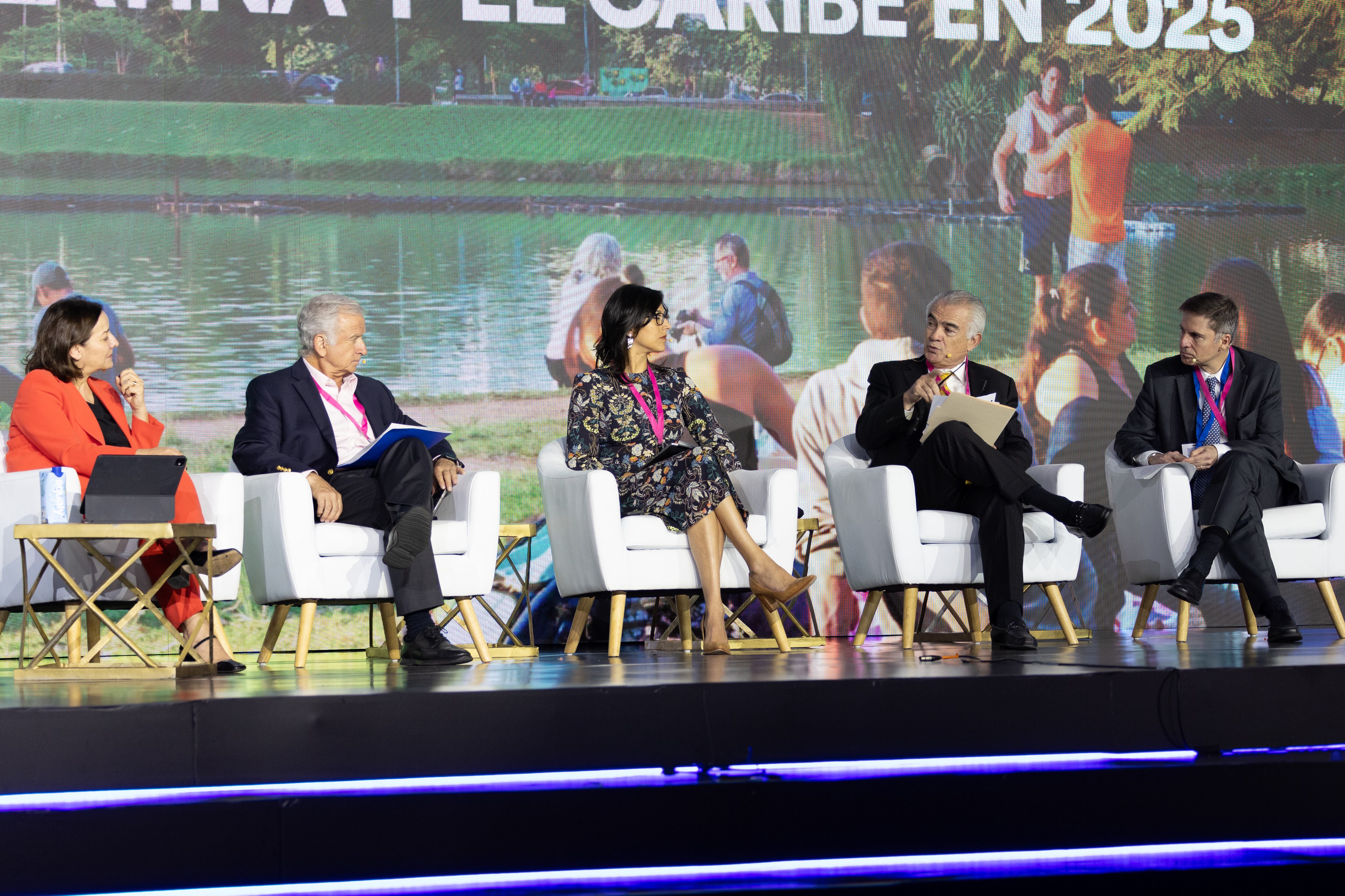 Cinco expertos en economía participan en un panel de discusión durante el Foro Económico Internacional América Latina y el Caribe 2025 en Ciudad de Panamá, analizando el impacto de la relación comercial entre China y Estados Unidos en la región.