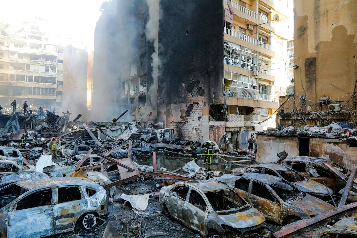 Los bomberos intentan extinguir un incendio tras un ataque israelí en el barrio de Corniche al-Mazraa de Beirut el 8 de abril de 2026. Alrededor de las 14:00 (11:00 GMT), una serie de ataques israelíes sacudieron la capital libanesa sin previo aviso, provocando escenas de pánico. Los ataques israelíes contra el Líbano el 8 de abril, los más intensos desde que comenzó la guerra a principios de marzo, dejaron "decenas de muertos y cientos de heridos", según un balance preliminar del Ministerio de Salud.