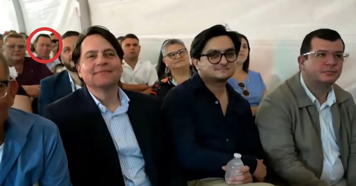 Guobin Tam Zhang atrás. Adelante, el vicepresidente Douglas Soto, el jefe de despacho de Laura Fernández, Alexánder Astorga, y el ministro de Comunicación, Arnold Zamora.