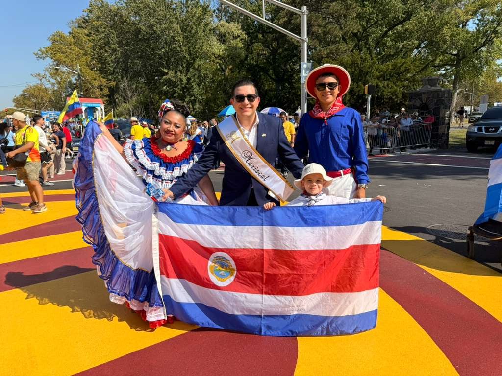 Elías Alvarado desfiló con su banda de mariscal, junto a una pareja de ticos vestidos de típido y su hijo Saúl.