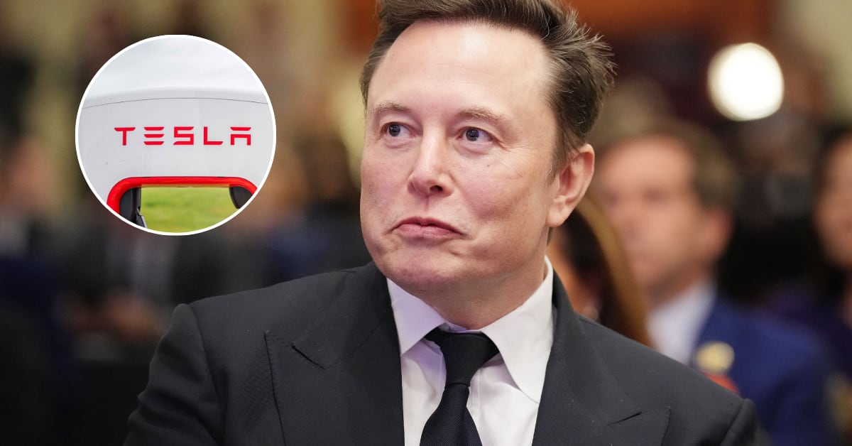 Elon Musk en un evento, con una expresión reflexiva. En un recuadro, aparece el logo de Tesla, en referencia a la crisis financiera y la caída de sus acciones en 2025.