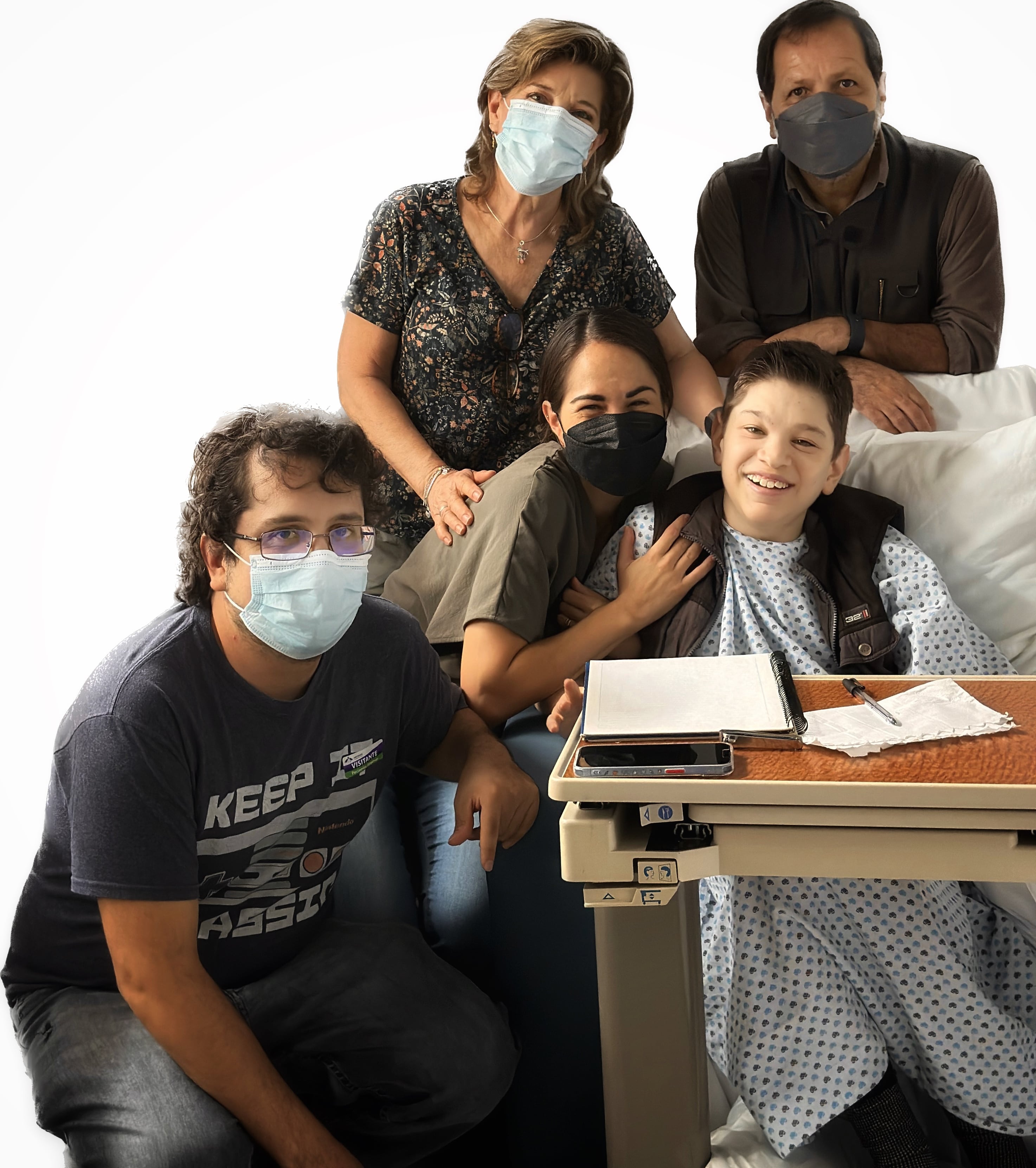 Martín Valverde junto a su esposa Lizzi e hijos, Daniela y Martín Gerardo Valverde Watson en un emotivo retrato familiar. Unidos por el amor, recuerdan a Pablito con gratitud y fe.