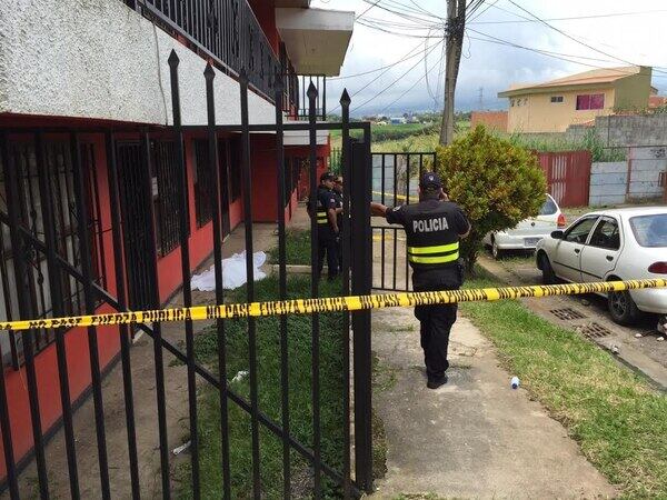 El cuerpo fue arrastrado por el agresor a la parte de afuera de la casa, para ocultar indicios y alegar que ella se habìa suicidado, lo cual se descartó luego de las pericias forenses. Foto: Archivo.