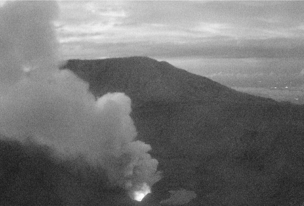 Una de las cámaras que observa el volcán Poás logró captar un luz brillante adentro del cráter del macizo.
