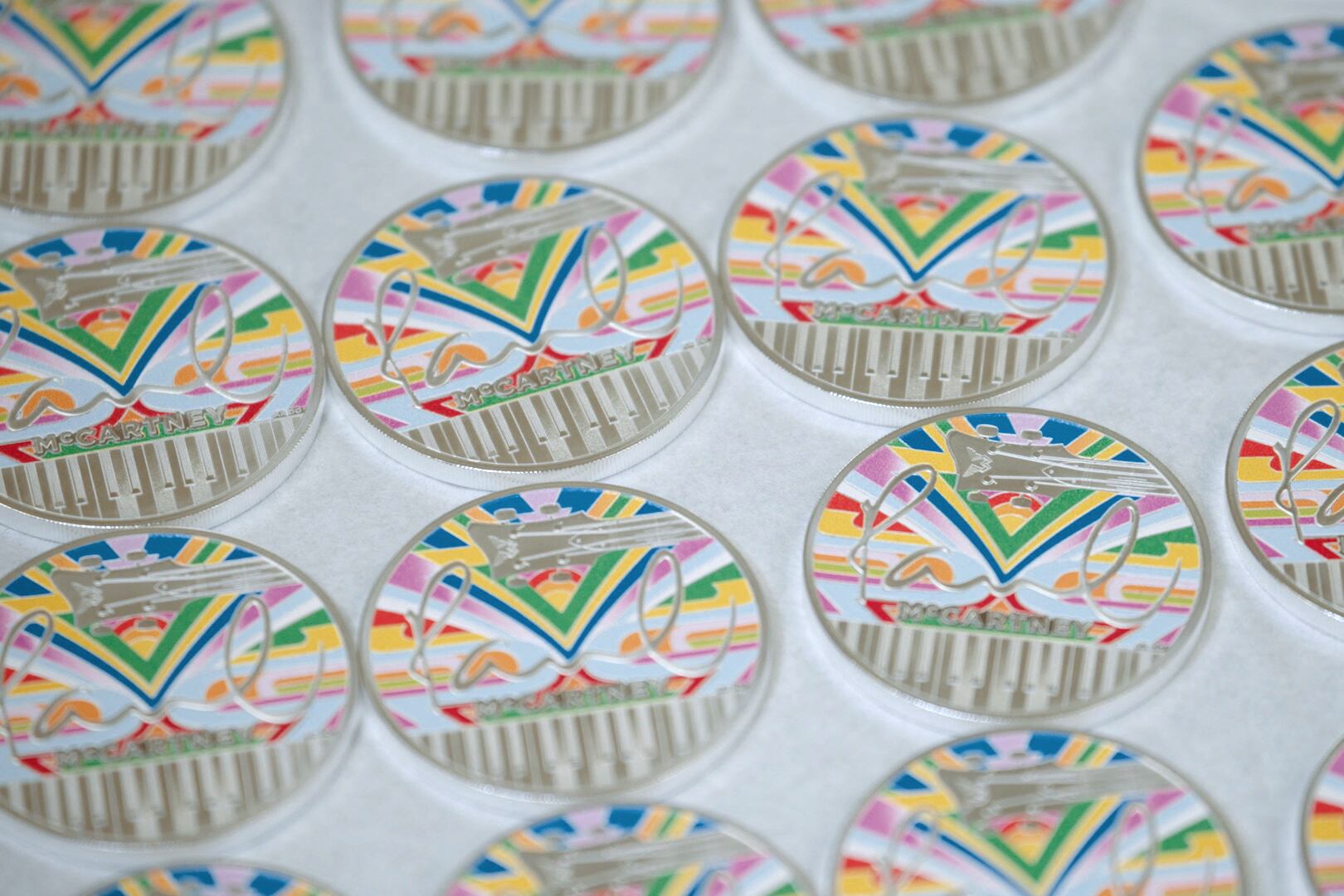 Una colección de monedas conmemorativas de 5 libras británicas diseñada en honor a Paul McCartney. Incluye el 'piano mágico', notas musicales y el logotipo de Wings.