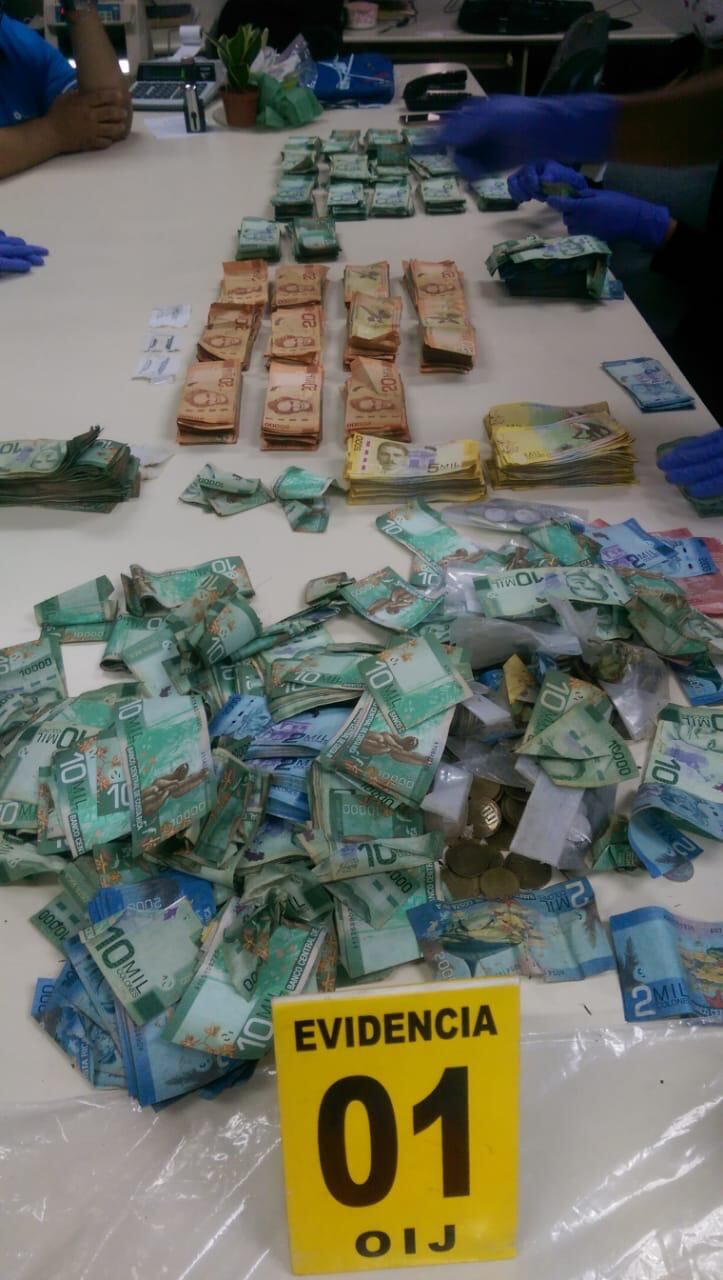 Parte del dinero recuperado por la Policía al capturar a cuatro sospechosos de asaltar la agencia de Coopealianza en Pejibaye de Pérez Zeledón. Foto: OIJ.
