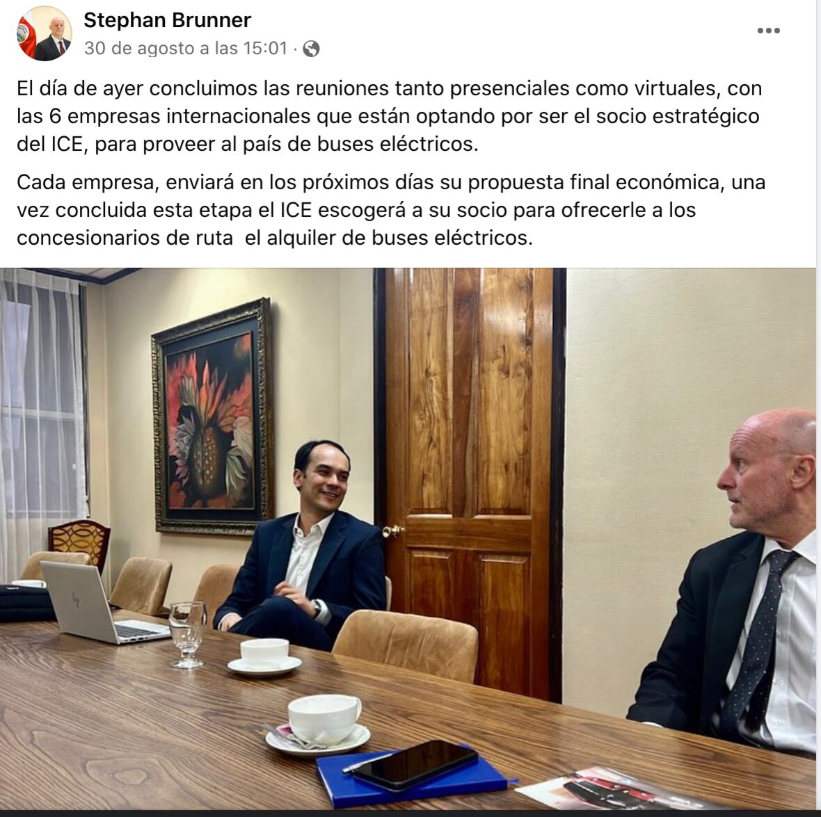 El primer vicepresidente Stephan Brunner ahora desmiente que la descripción que dio a finales de agosto sobre el proceso que desarrolla el ICE para la electrificación de autobuses. Foto: Captura de Pantalla