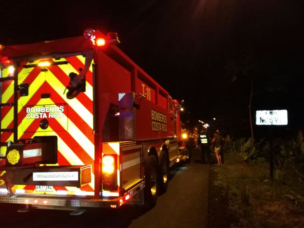 La emergencia movilizó a unidades del Cuerpo de Bomberos y de la Fuerza Pública hasta calle Santa Clara, en Las Horquetas de Sarapiquí.