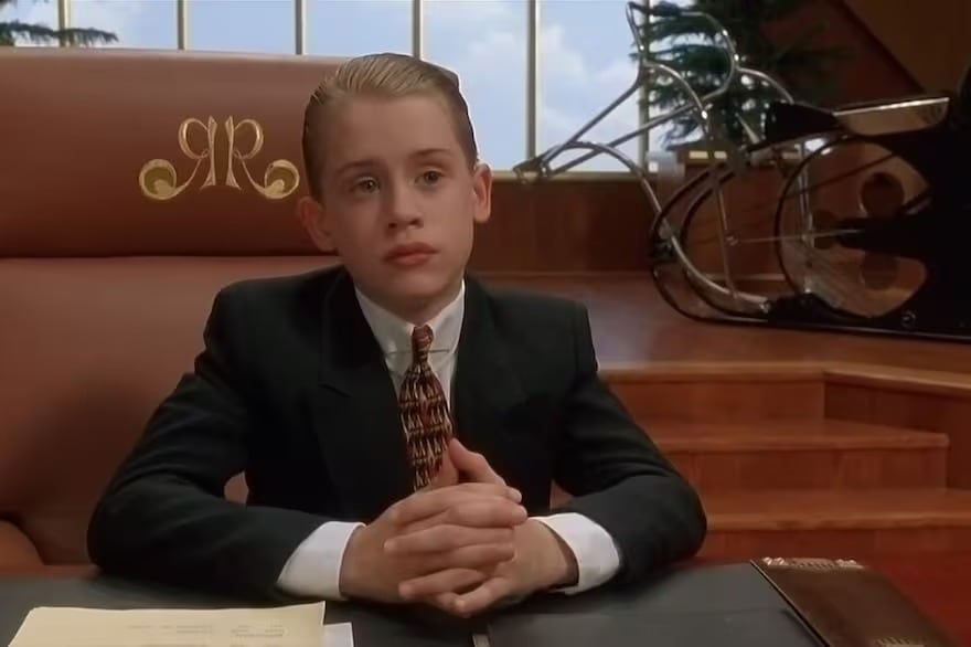 Imágenes compuestas del antes y después de los actores que interpretaron a los niños en la película 'Ricky Ricón'.