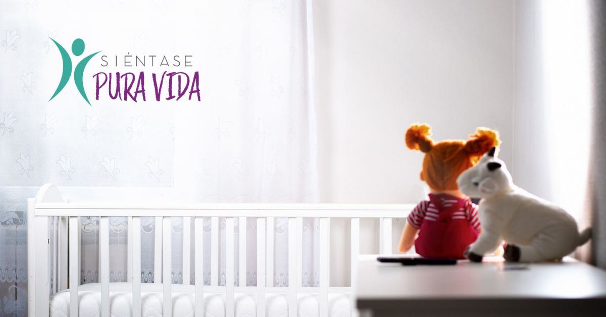 Una cuna vacía, con dos muñecos de espaldas, el logo de la Sección Siéntase Pura Vida