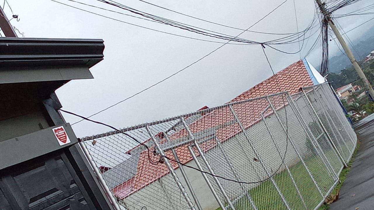 Torbellino generó viviendas destechadas en barrio España, Mercedes de Heredia. Foto CNE.