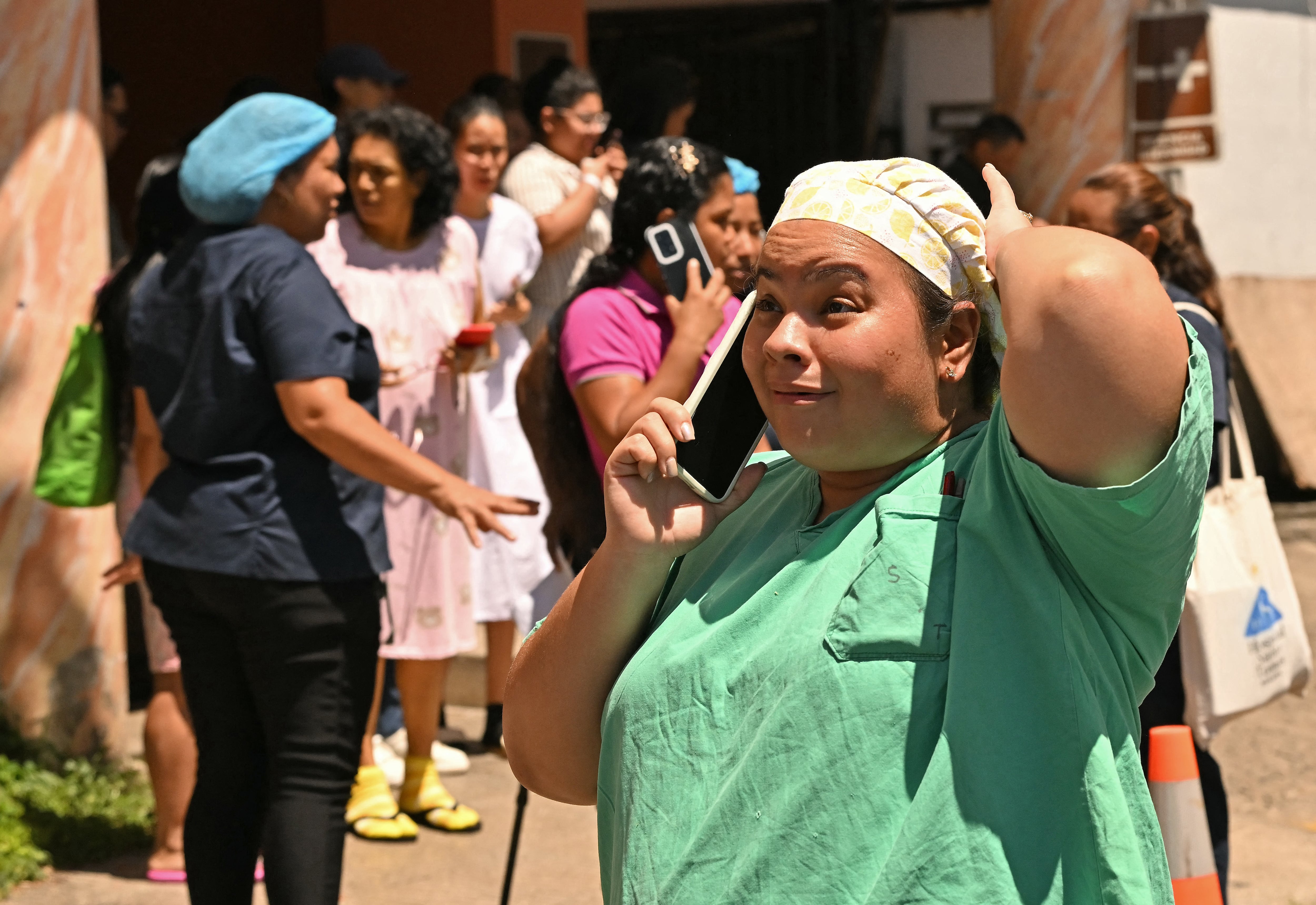Una enfermera habla por su teléfono móvil frente a la sala de maternidad del hospital Santo Tomás, tras un fuerte terremoto de magnitud 8 que sacudió el país, en Ciudad de Panamá, este 9 de octubre.