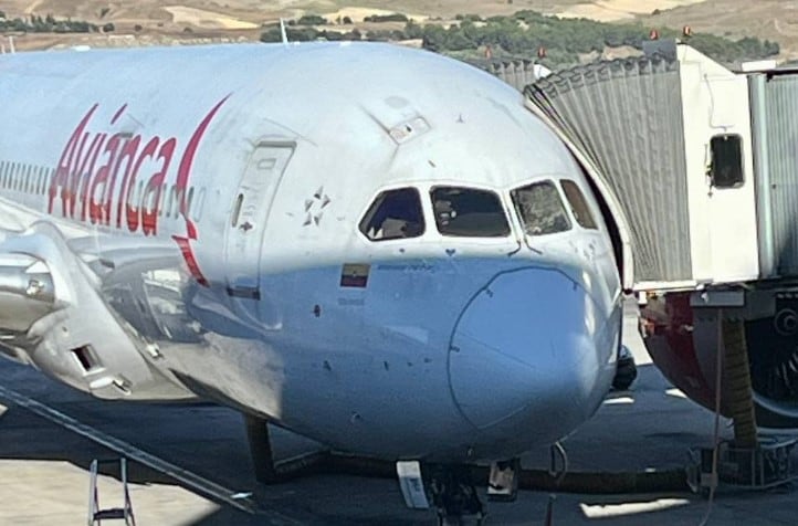 Avianca realiza aterrizaje de emergencia en Madrid tras la ruptura de la ventanilla del piloto, causando pánico entre pasajeros.