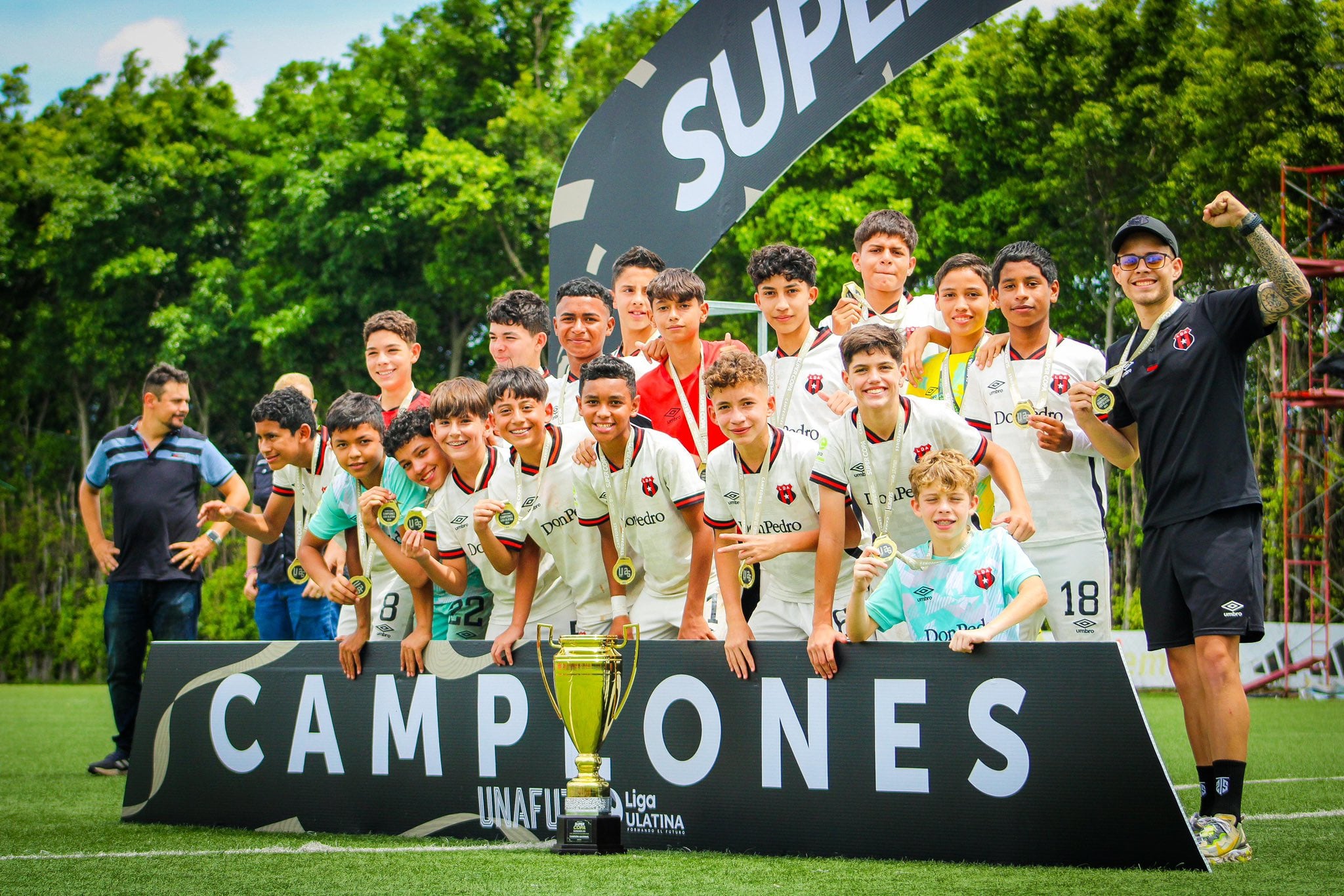 La U-13 de Liga Deportiva Alajuelense le ganó la Supercopa a Santos por 4-1.