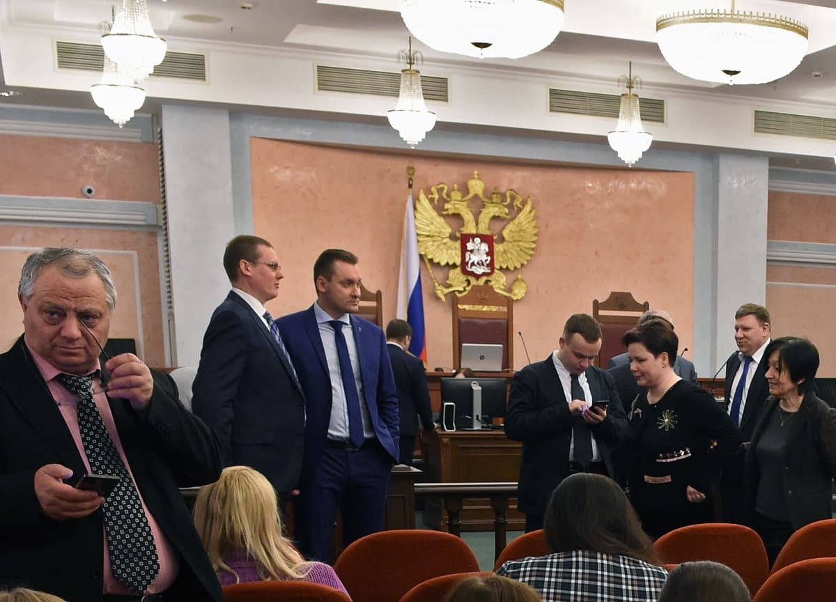 Un grupo de personas asistió el jueves, en Moscú, a una audiencia en la Corte Suprema de Rusia sobre los Testigos de Jehová. El máximo tribunal ilegalizó al grupo religioso.
