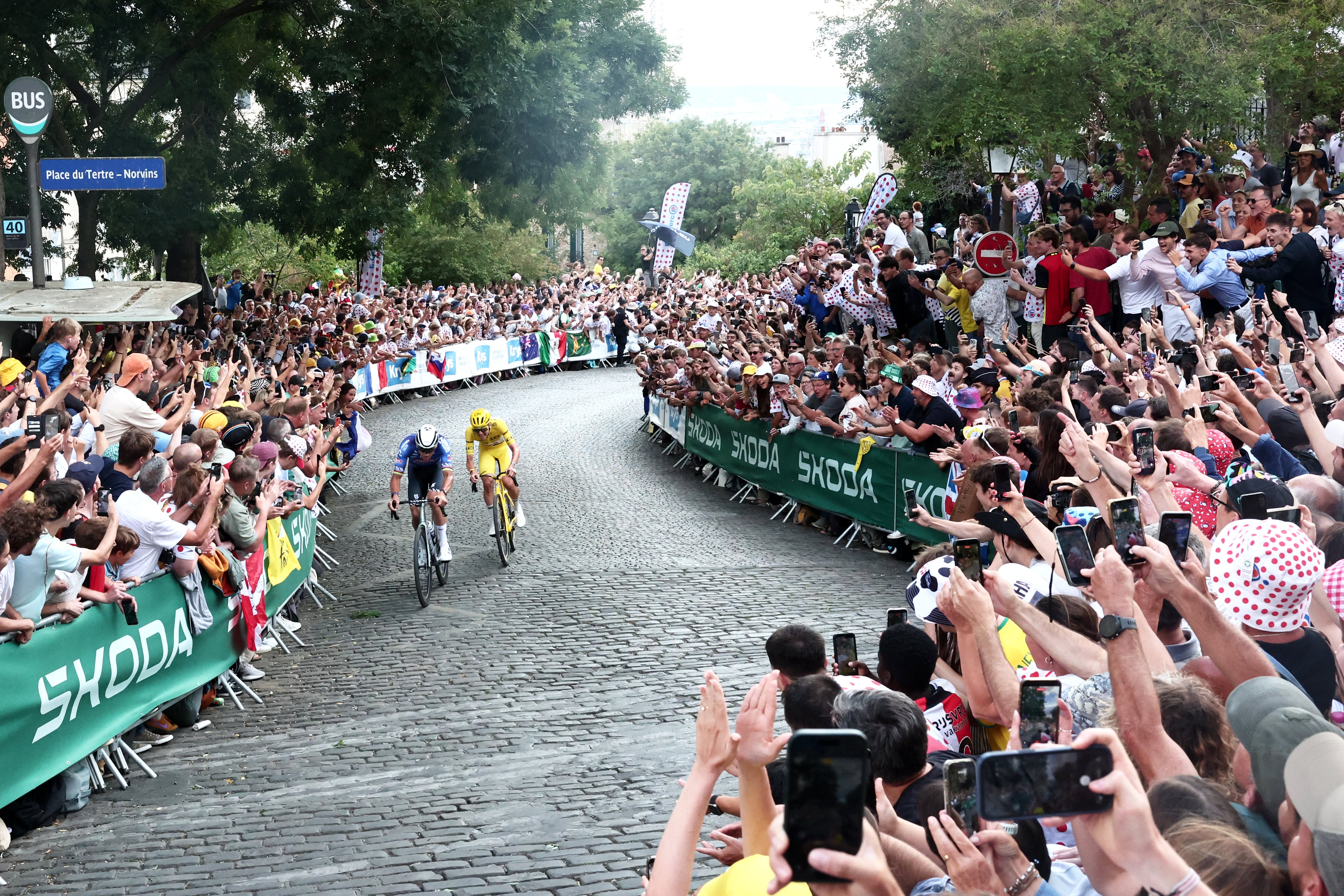 Tadej Pogacar y Mathieu van der Poel padalean sobre los famosos adoquines de Montmartre, en París, en la última etapa de la edición 113 del Tour de Francia.