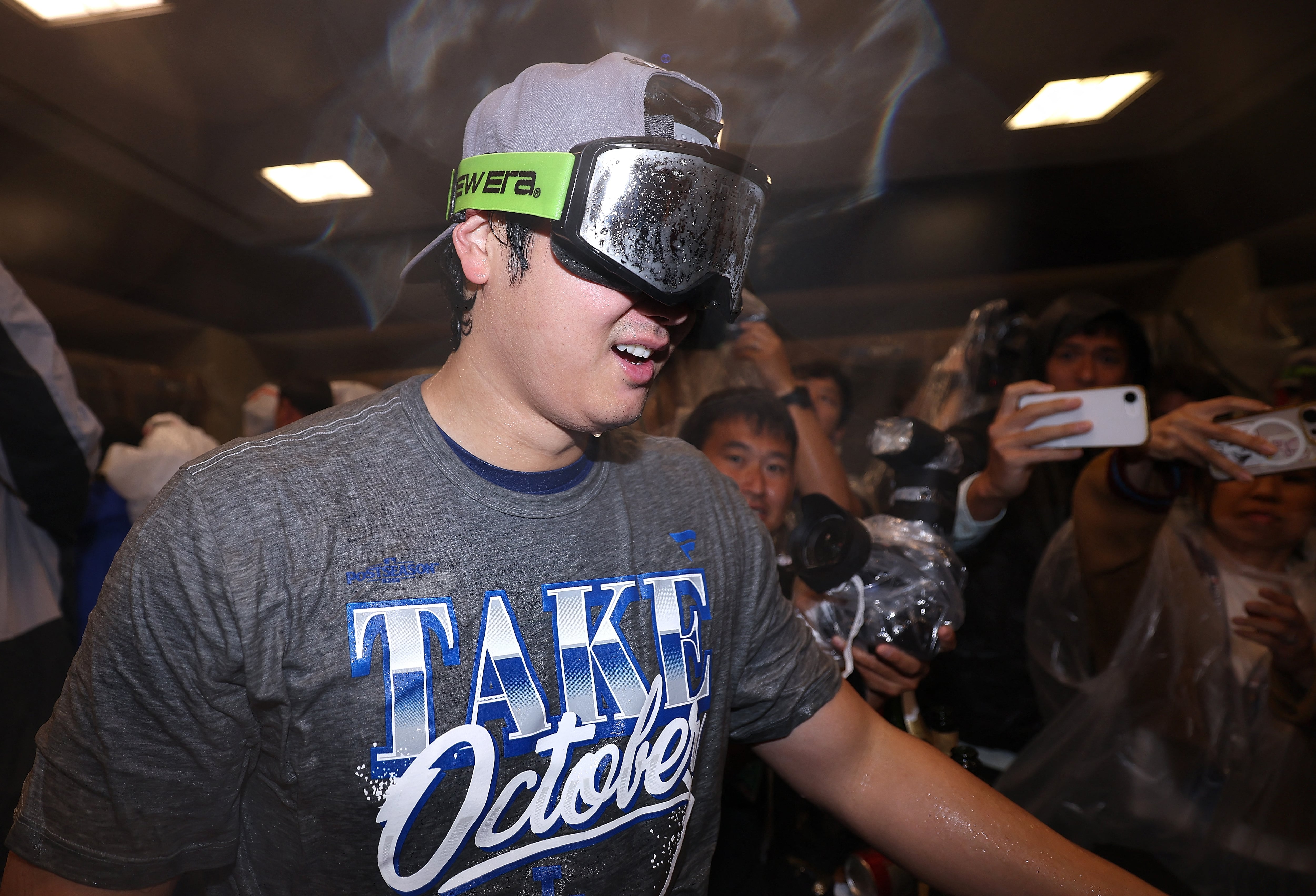 El pelotero Shohei Ohtani, de los Dodgers de Los Ángeles, celebra la victoria ante los Bravos de Atlanta en los playoffs 2026 de las Grandes Ligas, que estudia cambios para los siguientes años.