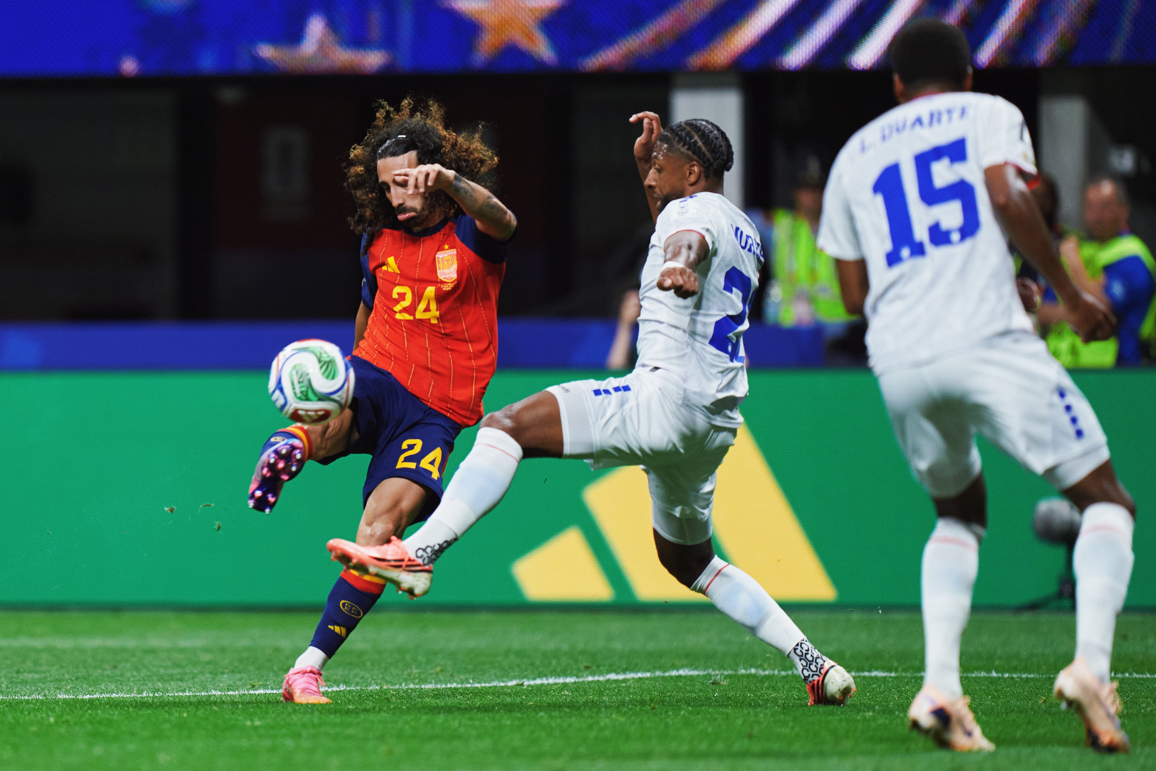 Cucurella (24) se ha visto aplicado ante un aplicado rival en el partido entre España y Cabo Verde en el Mundial 2026.
