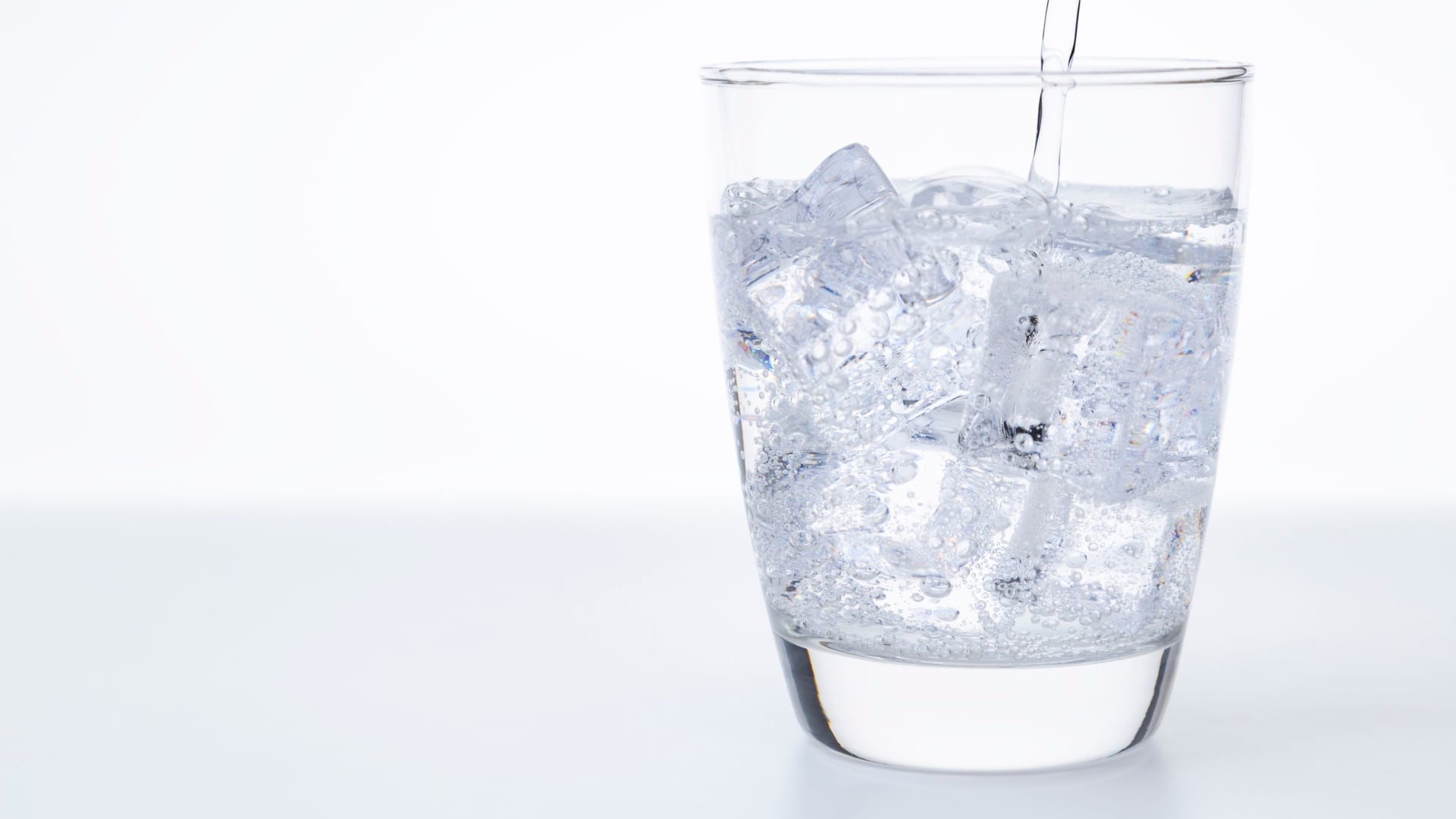 El agua con gas hidrata igual que la mineral y ofrece ventajas digestivas, aunque requiere cuidados en personas con afecciones gástricas.