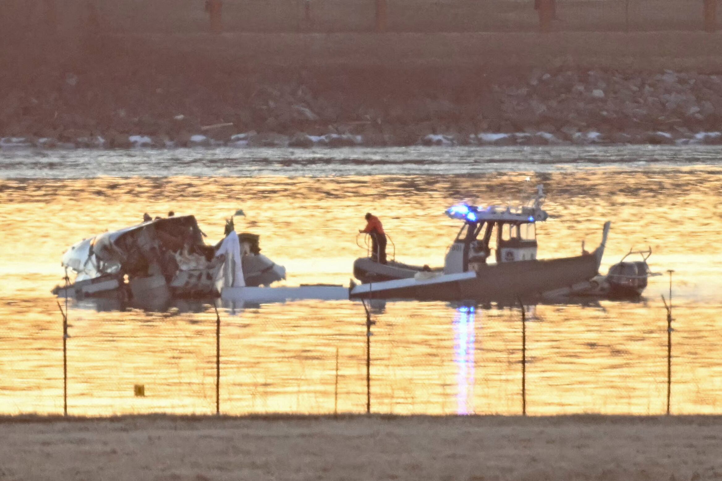 Rescatistas buscan en las aguas del río Potomac tras el choque entre un avión regional y un helicóptero militar cerca del Aeropuerto Nacional Reagan en Washington, DC.