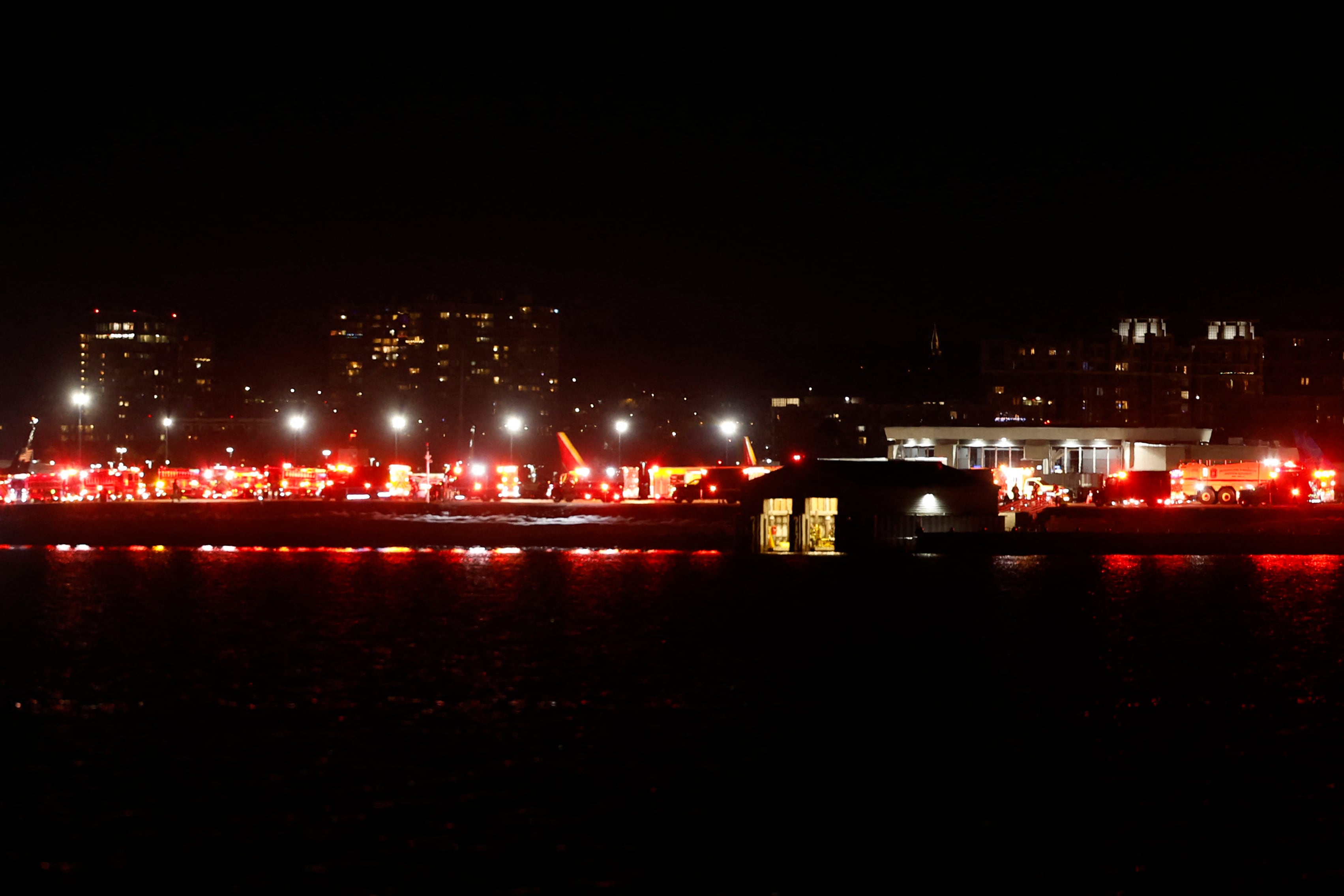 Luces de vehículos de emergencia iluminan el Aeropuerto Nacional Reagan en Washington, DC, tras un accidente aéreo cerca del río Potomac el 29 de enero de 2025.
Palabras clave: accidente aéreo; río Potomac; Aeropuerto Nacional Reagan; emergencia aérea; choque de avión Washington; cierre de aeropuerto