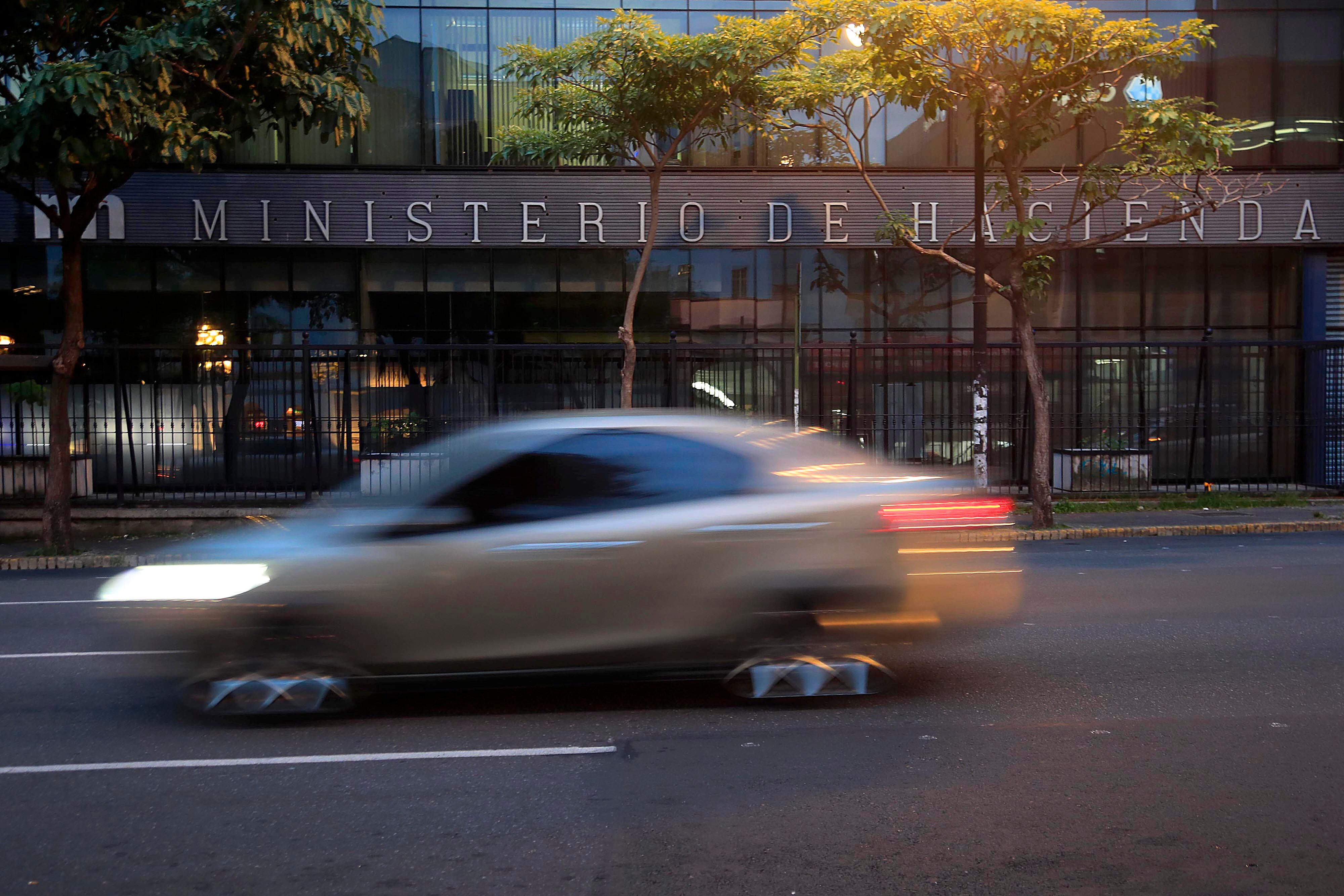 07/09/2023 Avenida Segunda, San José. Ministerio de Hacienda, edificio central. También puede servir para notas relacionadas con impuestos; marchamo; impuesto sobre propiedad de vehículos; impuesto al ruedo; derecho de circulación.