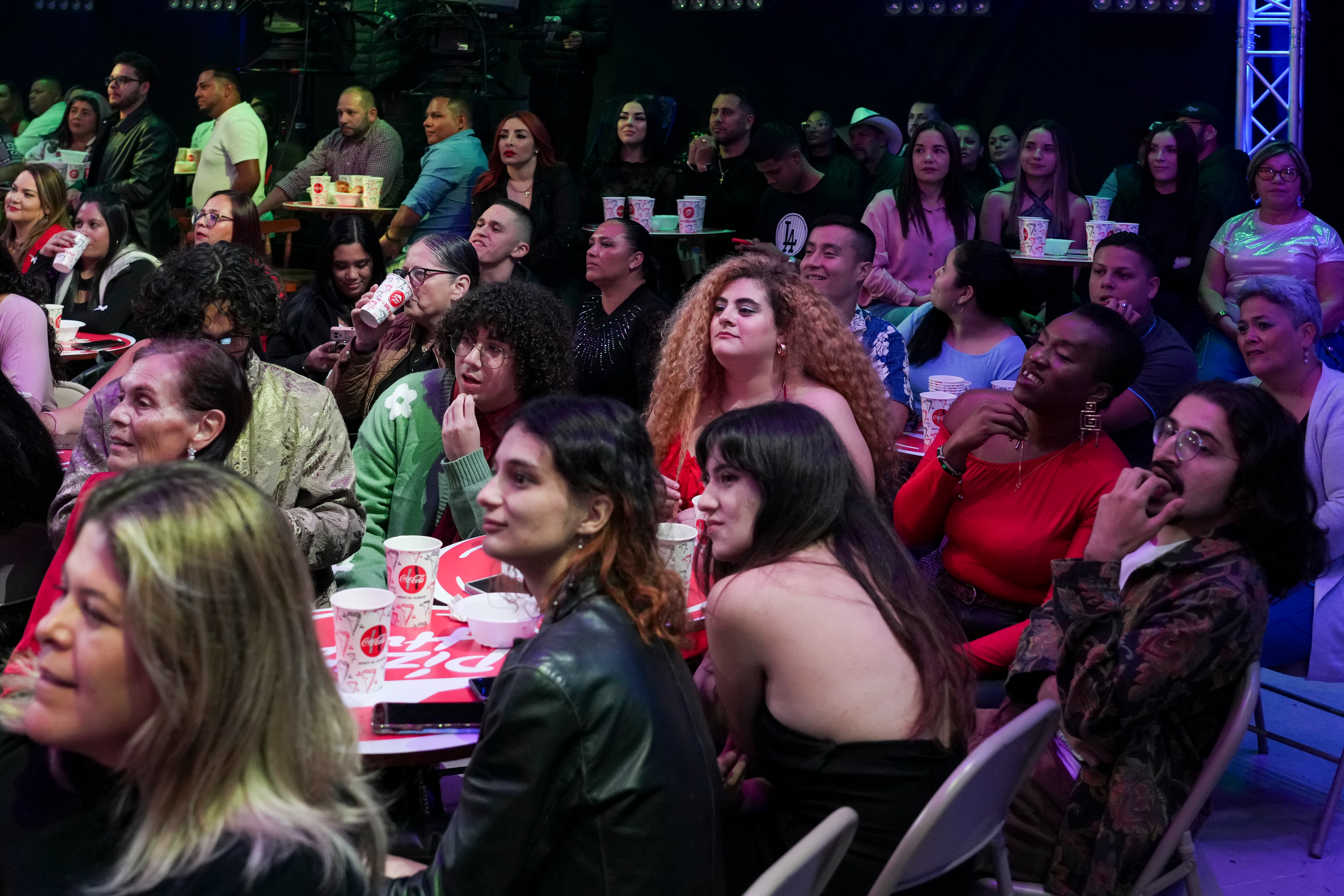 Imágenes del público, presentadores y detrás de cámaras del primer programa de El Chinamo de Teletica en su edición 2024.