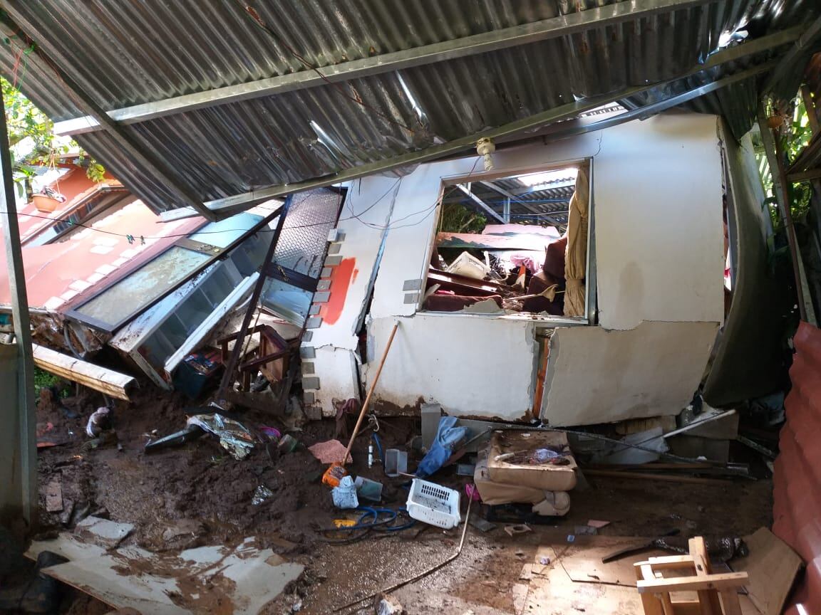 La familia de esta casa derrumbada en Puriscal no estaba al momento del colapso y eso favoreció el que no hubieran personas heridas. Foto: Cortesía: Noticias en Línea CR.