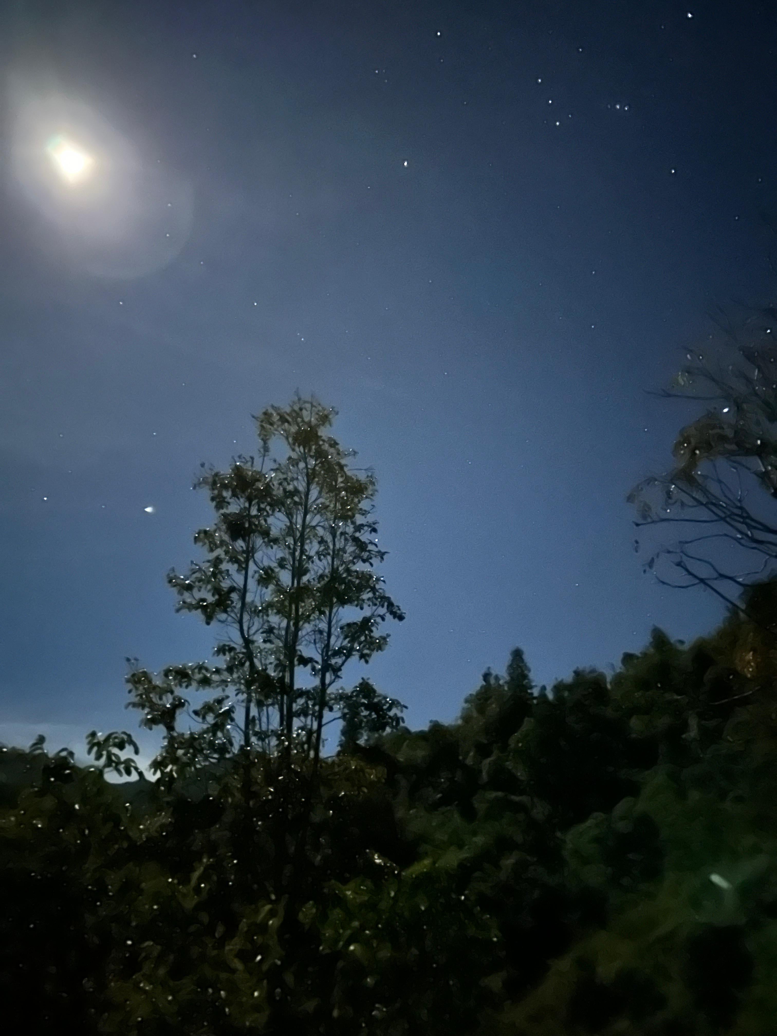San Gerardo de Rivas, entrada al Parque Nacional Chirripó. El 5 de noviembre de 2025, la luna llena hizo más fácil el ascenso.